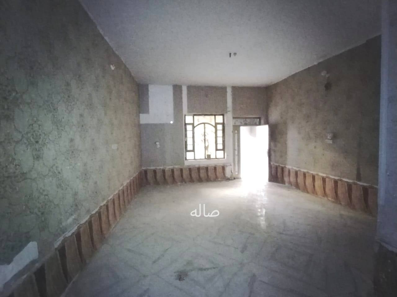 بيت في حي التضحية شارع العلوة القديمة قريب جداً للسريع
مساحة ٢٠٠م طابقين
الطابق الاول يشمل
استقبال - صاله - غرفة - مطبخ - حمام داخلي وخارجي
الطابق الثاني: هيكل فقط

للتَاصل والاستفسار اكثر على الرقم:***********
