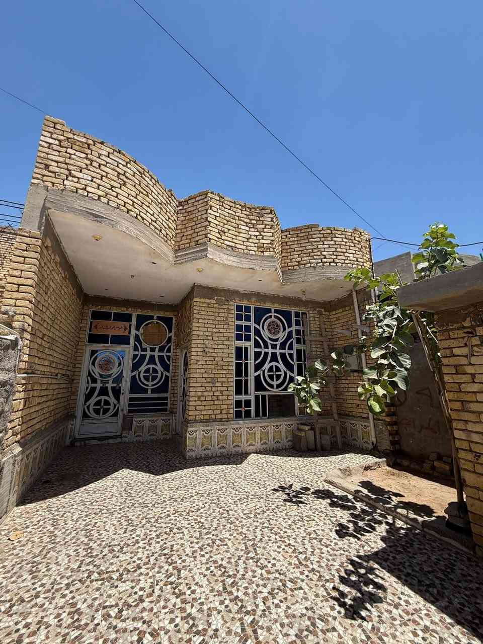 مشتمل للبيع مساحه 125
يتكون من صحيات خارجيه استقبال ومطبخ وصاله وغرفه نوم 
واجهه ع ساحه وليس فرعي منطقه الدبيه الثانيه ومتوفر جميع الخدمات للاستفسار ***********
