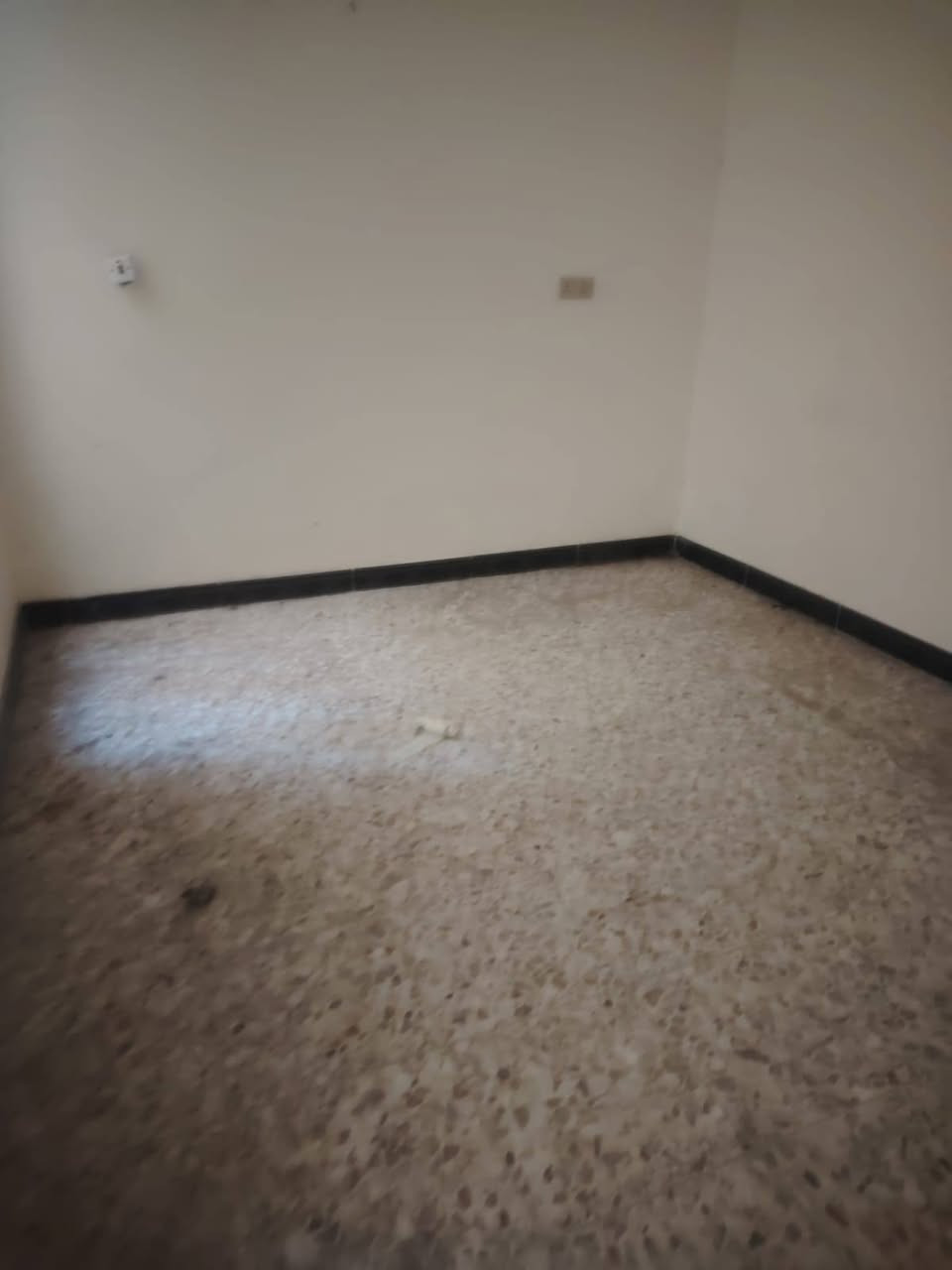 سلام عليكم دار للايجار حي الوفاء مساحه 50 متر جديد طابقين  غرفتين صاله مطبخ    سعر  300 الف.         ***********
