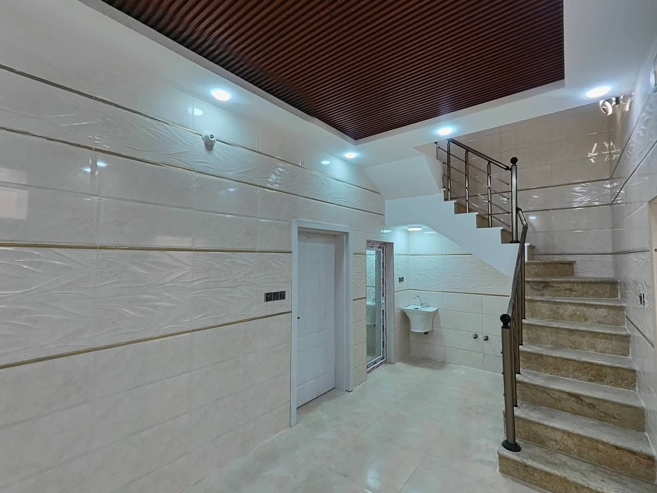 اللهم صلي على محمد وال محمد 🌹 سعر مناسب 🌹
يوجد بيت 70 متر طابقين طابوك في كربلاء حي العباس مقابل حسينية صاحب الزمان عليه السلام  
منطقة سكنية تتوفر فيها جميع الخدمات تبليط 8 متر 
يتكون البيت من 3 غرف  وصاله ومنور ومطبخ وحمامات عدد 3 
طابو زراعي قرار محكمه سند 25 الاستفسار 
للأتصال او واتساب *********** *********** *********** كربلاء, العراق
