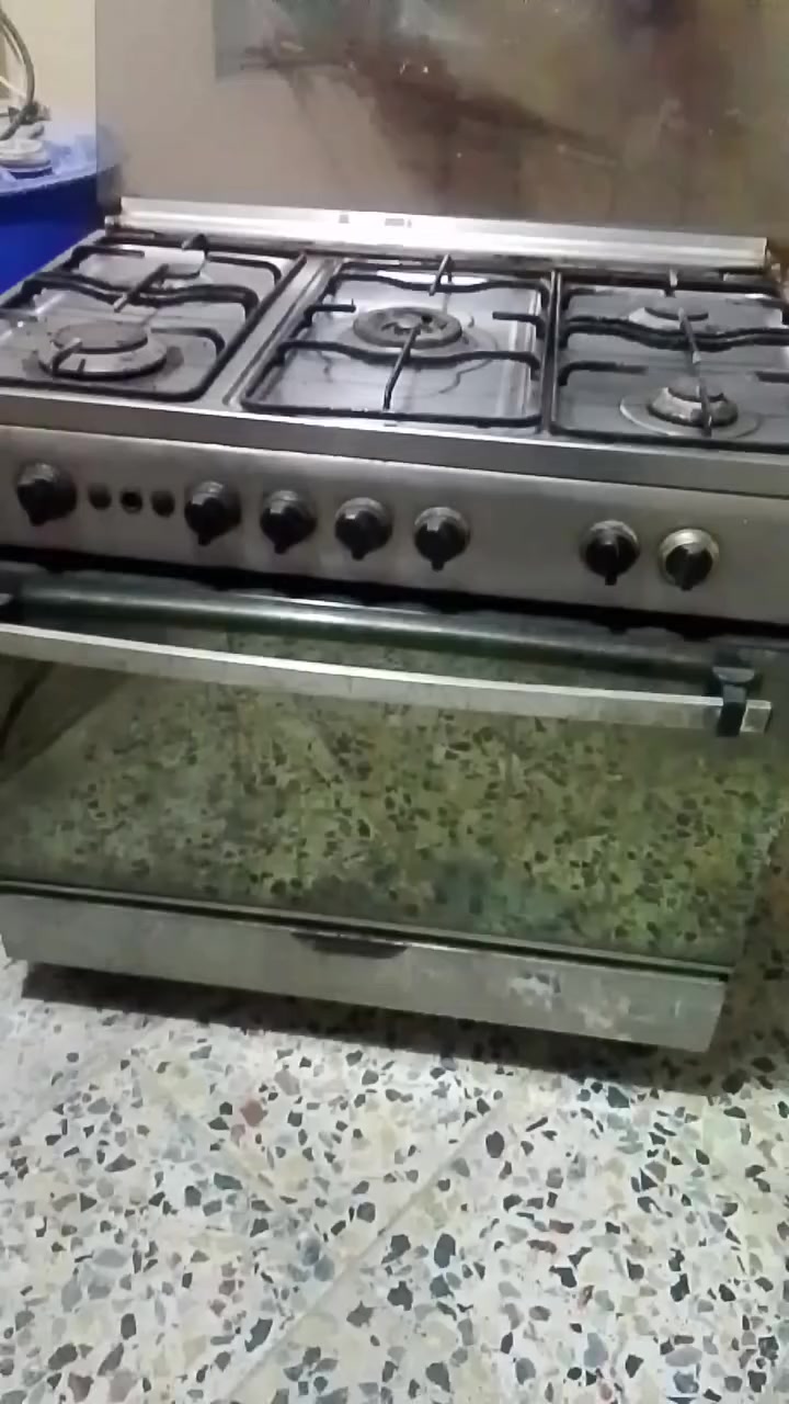 طباخ مصري فريش شرط شغل كلشي كامل وجهاز للبيع ***********
