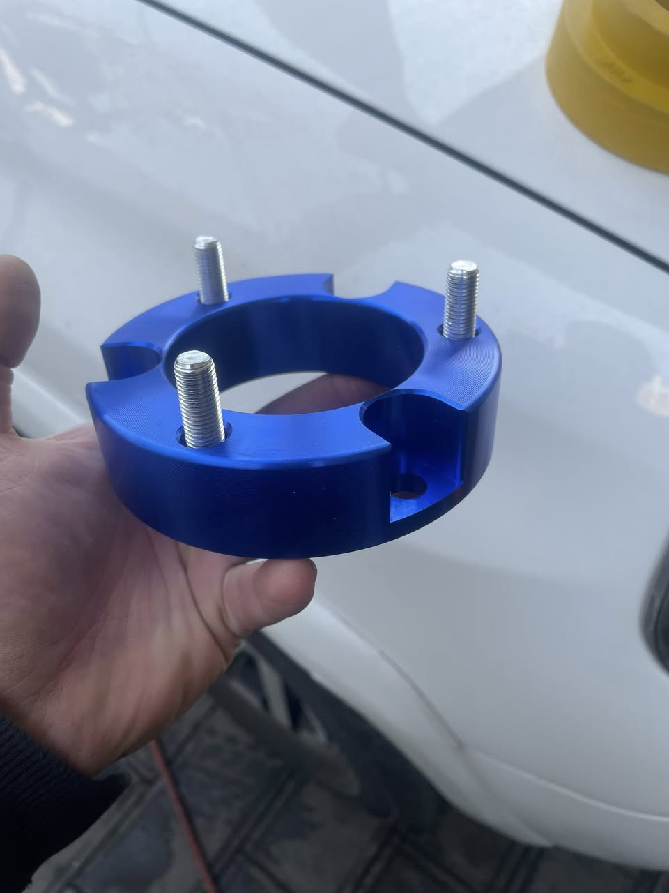 السلام عليكم  
💎على بركة الله توفر ترفيعه امامي + خلفي  ( ٣سم ،  ١،٢٥ انج )  
🔴🔴هذا القياس يكون جداً مناسب ولايأثر على منظومة التعليق للسيارة ويعطي شكل معتدل من الامام والخلف للسيارة بدون اي تأثير ولاحاجه للميزانية ولا لقص الدعامية 🔴🔴     
👍نوعية جيدة جداً وقالب مضبوط ١٠٠٪؜ لسيارات 
فورنر ، fj cruiser ، برادو   ، فورتشنر 
💎 الامامي يكون فافون مقوى يتحمل جميع ضروف القيادة والخلفي يكون ربر مقوى 
💎ضمان لا يدوس ولاينكسر 
السعر ١٣٥  الف  دينار للتخم  ( ٤ قطع)   
🛠️يتوفر التركيب ايضاً 
🚛 يتوفر توصيل الى جميع انحاء العراق 
☎️ للحجز والاستفسار مراسلة الصفحة 
او الاتصال على الرقم ***********
