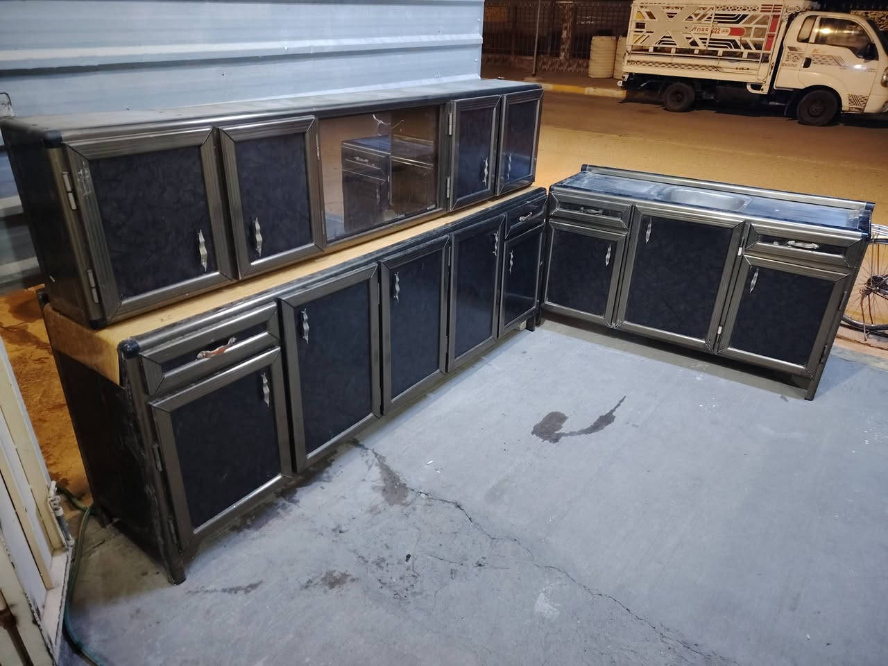 كاونتر المنيوم ٣ قطع متر ونص سنك متر ونص حطاطه سعودي كلش نضيف سعر ٣٠٠ الف العنوان الفلوجة حي المعلمين قرب جامع سعد *********** ***********
