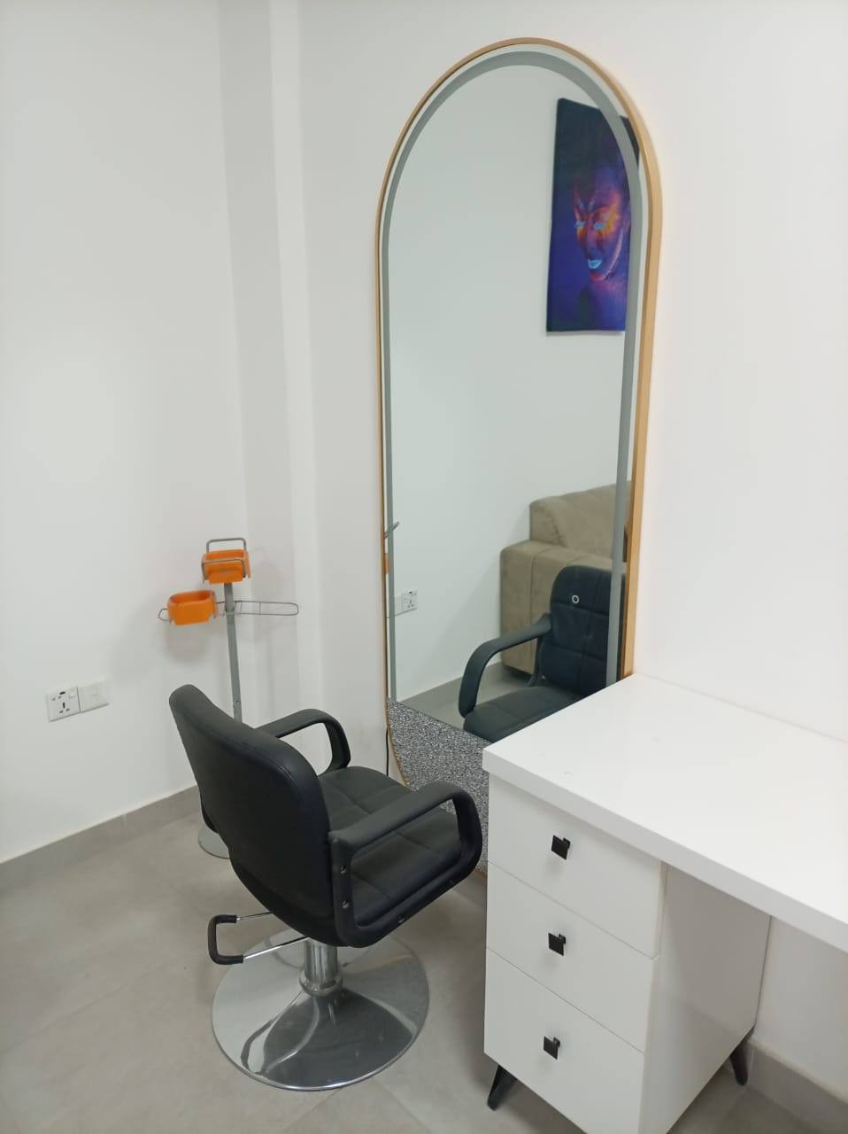 عندي مركز كامل مكمل للبيع في المنصور تفاصيل عل هاتف ***********
