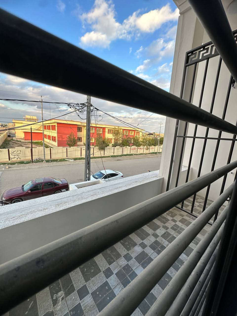 السلام عليكم 
 
⚪️للبيع 

دار ١٠٠ 🏠 طولاني طابق ونص بناء حديث 
فول الفول نظام دكت 
محتويات الدار /كراج واستقبال وهول ومطبخ وغرفتين نوم 
الموقع منطقه ال٥٥ وع شارع عشرين قرب المدارس 
باسم شخص واحد 
السعر ١٠٨ مع مجال قليل 

***********

***********
