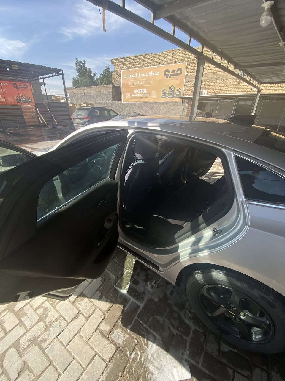 للبيع شفروليه ماليبو 2018 – فئة LT
السيارة نظيفة، ناعمة، وجاهزة للاستخدام اليومي، استخدام شخصي وبدون أي مشاكل.

المواصفات المهمة:
 • محرك 1.5 توربو اقتصادي وقوي
 • قير أوتوماتيك 6 سرعات (ATF)
 • شاشة وسطية أصلية
 • كاميرا خلفية
 • تحكمات ستيرن
 • تشغيل وبصمة (Push Start)
 • بلوتوث
       Apple CarPlay.    
 Android Auto
 • تكييف قوي جداً
 • سيارة مريحة وناعمة بالسواقة
 • بدون أي أعطال أو مشاكل

الحوادث :
 • حادث أمريكا: دعامية أمامية فقط
 • حادث العراق (عند المالك السابق): باب خلفي عكس السايق
 • صور الحادثين موجودة قبل التصليح
 • التصليح تم بشكل صحيح

الحالة القانونية:
 • السيارة حرة
 • باسمي
 • رقمها بغداد

📍 مكان السيارة: السماوة

💰 السعر: 118 ورقة
البيع نقد
السعر قابل للتفاوض البسيط للجاد

📞 رقم الهاتف: ***********
📱 متواجد على الفيسبوك أو الواتساب أو عن طريق الاتصال
