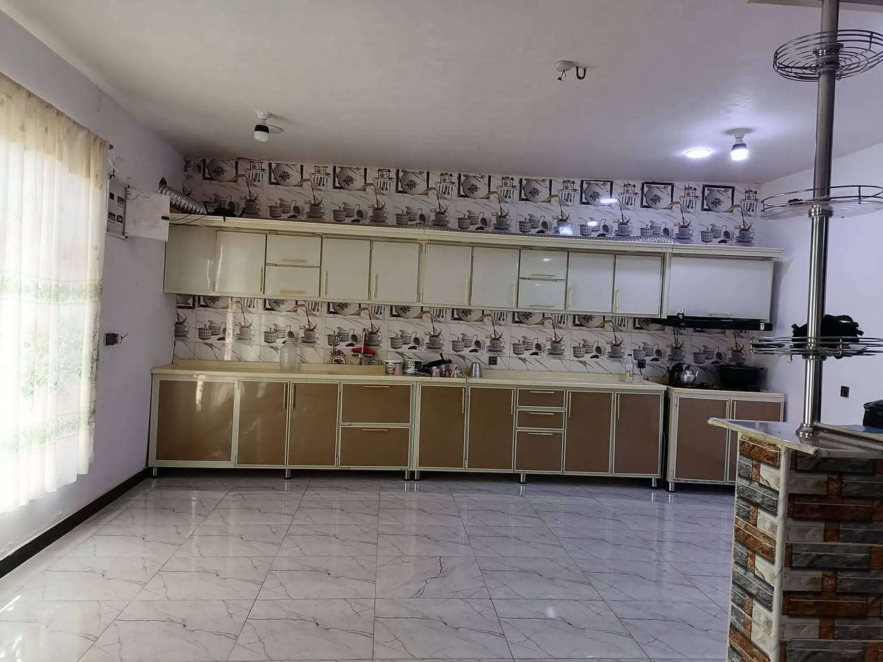 بيت للبيع في البيضاء الاولى قرب السيطره  زراعي
مساحه 240

غرفتين نوم  5.5

وصاله 

ومطبخ

والصاله مفتوحه على المطبخ  بناء جديد  تركي

وحمام داخلي.  وحديقه.    الشراي يتصل ***********
