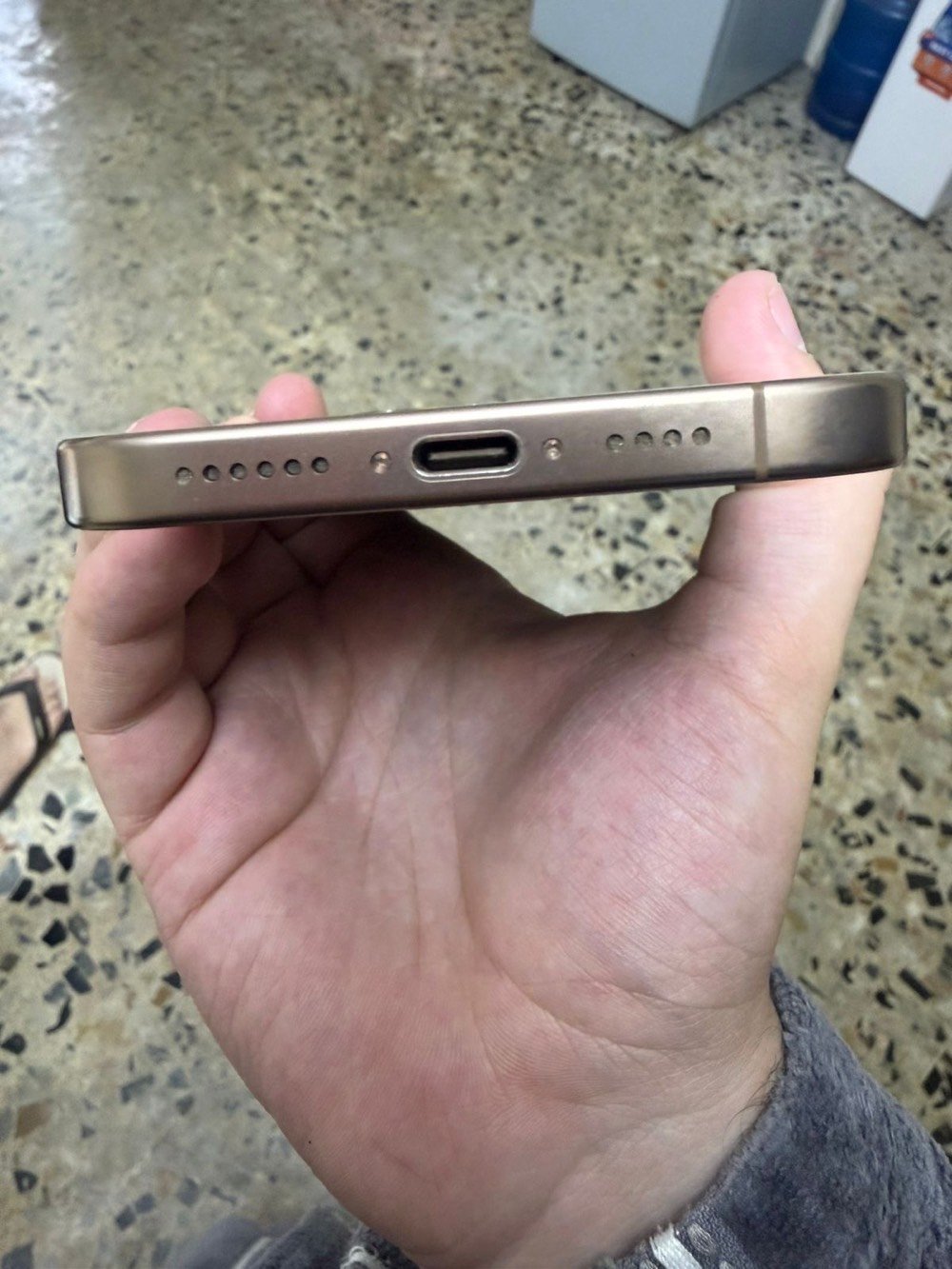 السلام عليكم شباب
ايفون 16pro max ذاكرة 256
بطارية 97 شرق اوسط ماستر 
الجهاز نظيف جداً مابي اي زلغ مع الكارتون مالتة 
السعر 1450 وبي مجال للشراي ان شاء الله 
مكاني بغداد متواجد فيس وواتساب
***********