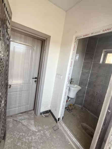 إعلان بيع منزلين تون  طابقين في تكريت 
- مجمع طيبة 2 على شارع ٢٠  تبطلين + مجاري مطل على التوحيد 

 (جاهزه للسكن، مدفوعه الثمن بالكامل).

المساحة: 200 متر مربع.
الواجهة: حجر حلان.

التفاصيل الداخلية:

غرف النوم: 4 (وحده من  الغرفة سويت).
صالة استقبال
صالة وسطية الطابق الأرضي وصالة وسطية للطابق الاول .
مطبخ واسع .
كراج سيارة واحد.
مجموعات صحيه عدد ٤
سطح شتايكر.
شروط البيع:

طريقة الدفع: نقداً فقط.يتم تحويل عقد الملكية باسم المشتري مباشرة من قبل مالك المنزل الحالي. 
المبلغ المطلوب  للبيت الواحد 145 مليون وبيه مجال 
للمزيد من المعلومات أو للاستفسارات، يرجى التواصل مع الرقم التالي:

📞 ***********
