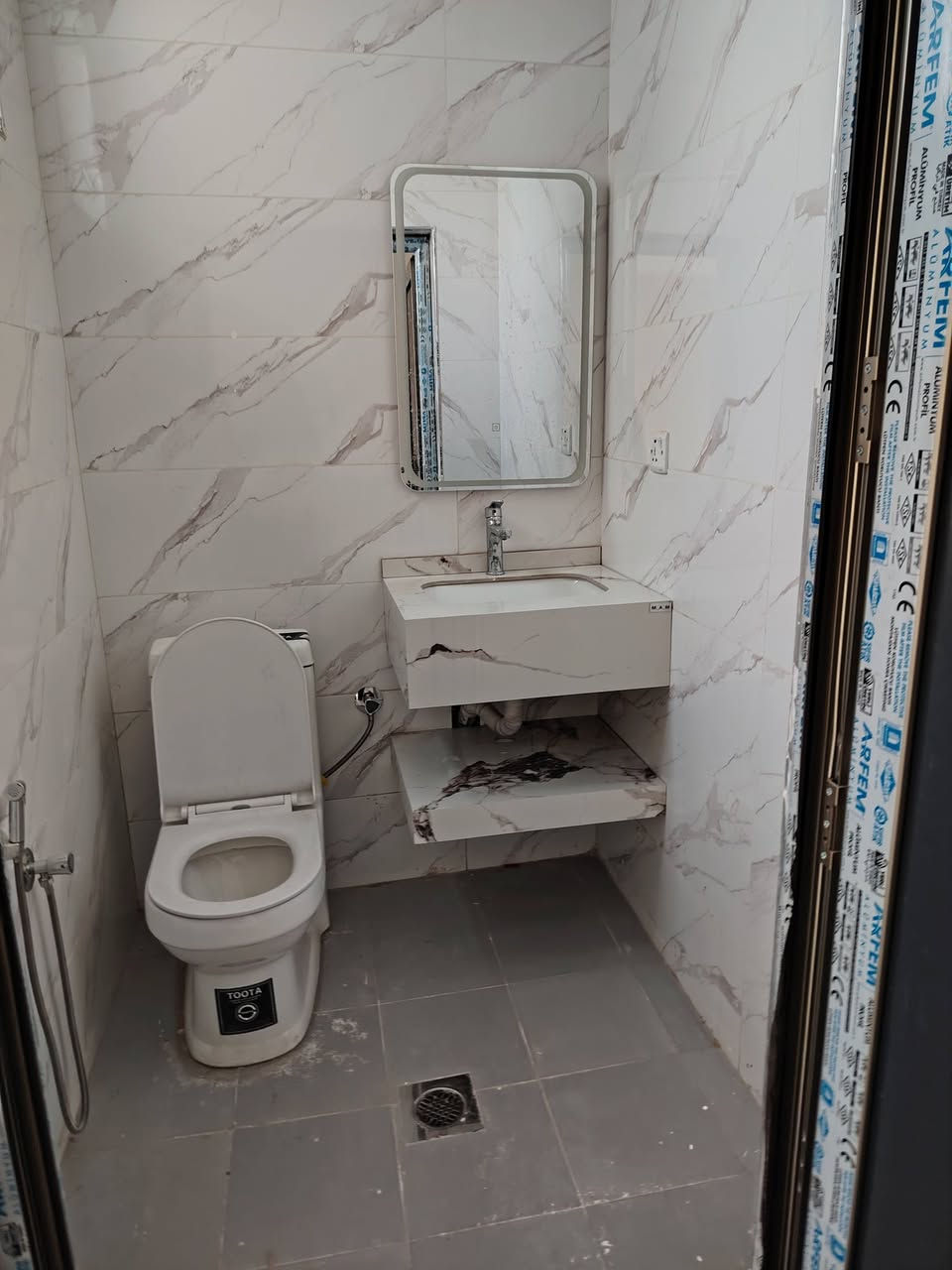 بيت للبيع مجمع نجمة بغداد السكني
مجمع راقي وهادئ خدمات مدارس حدائق أمن ٢٤ ساعة/ صالة جم للنساء والرجال/ محلات متنوعة /محمية غزلان ونعام /  حدائق للعوائل واماكن للأطفال/  مسجد حصلت الموافقات وجاري العمل عليه ان شاء الله/ بناء ممتاز بشهادة سلامة وجودة من استشاري جامعة بغداد طابو سكني صرف باسم المشتري خلال يوم واحد
صالة وغرفة ضيوف ومطبخ معزول ٣ غرف ٣ حمامات غرفة ماستر مع حمام وبلكونة
 
مساحات  نفهه وجميلة مع حديقة وكراج واسع يسع سيارتين
المساحة ٢٥٠ متر
حاليا مؤجر بمليون
السعر ٤٦٠ مليون 
البيت بي تغيرات عن البيوت الستاندر للمجمع
واتس اب ***********
