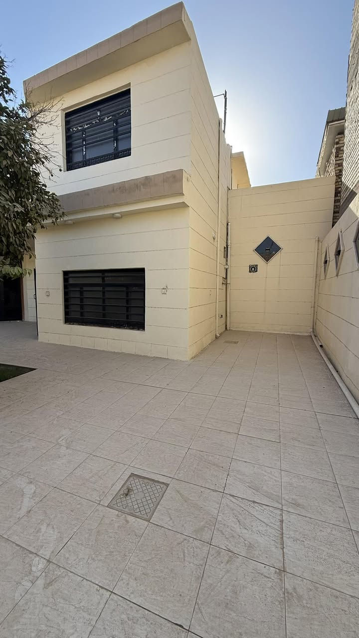 #دار #للإيــــجــــار فارغ 

🏘️ فـٓــــي الـــصــــحـــه 

✅ مساحـــــــة الـــــــدار // 220م

       

    

#البنــــــــــــاء: ⁦🛡️

#الطابــــــــــــــق #الأرضـــــــــــــي
ثـــــلاث غــــرف   نـــــوم  وصالــــــــــة وهــــول كــــبيـــر  ومطـــــــبخ  ومنـــاور ومجـــمع صـــحيــات وكـــراج كبيــر وحــديقــه كــــبيــــره 

الطــــابـــق #الــثــــانـــي 

غــــــرفــــه نــــوم فــقــط 

___________________
للأستفســـــــار عــــــن السعــــــــر يرجـــــــىٰ تـــــــرگ تعليـــــق (السعـــــــــر) #وسيتــــــم #الـــــرد
__________________

#مكتـــــــــب
                🏘️أمــــــــلاك بابــــــــل للعقـــــــار🏘️
#الكــــــــائن

☎️ *********** واتساب☎️‏‪***********‬‏ واتساب
    شارع_الكرامة_قرب_الضريبة_مقابل_التخطيط_العمراني
        
_____________________________________________
