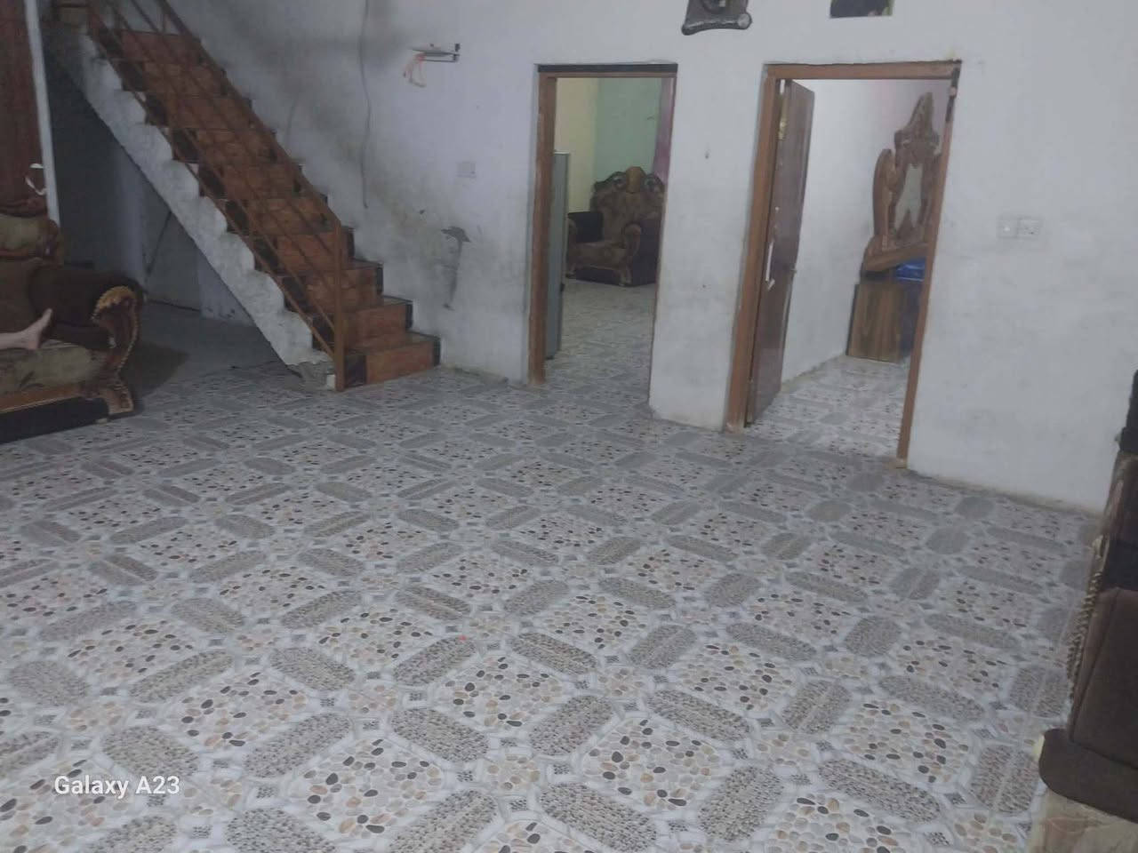 كوت حي الحكيم نزلة بيت عطوف
٢٠٠ متر 
بي ٣ غرف ٢ جوه وحده فوك وصحيات ٣ وحده خارجيه ووحده فوك ووحده جوه
***********
