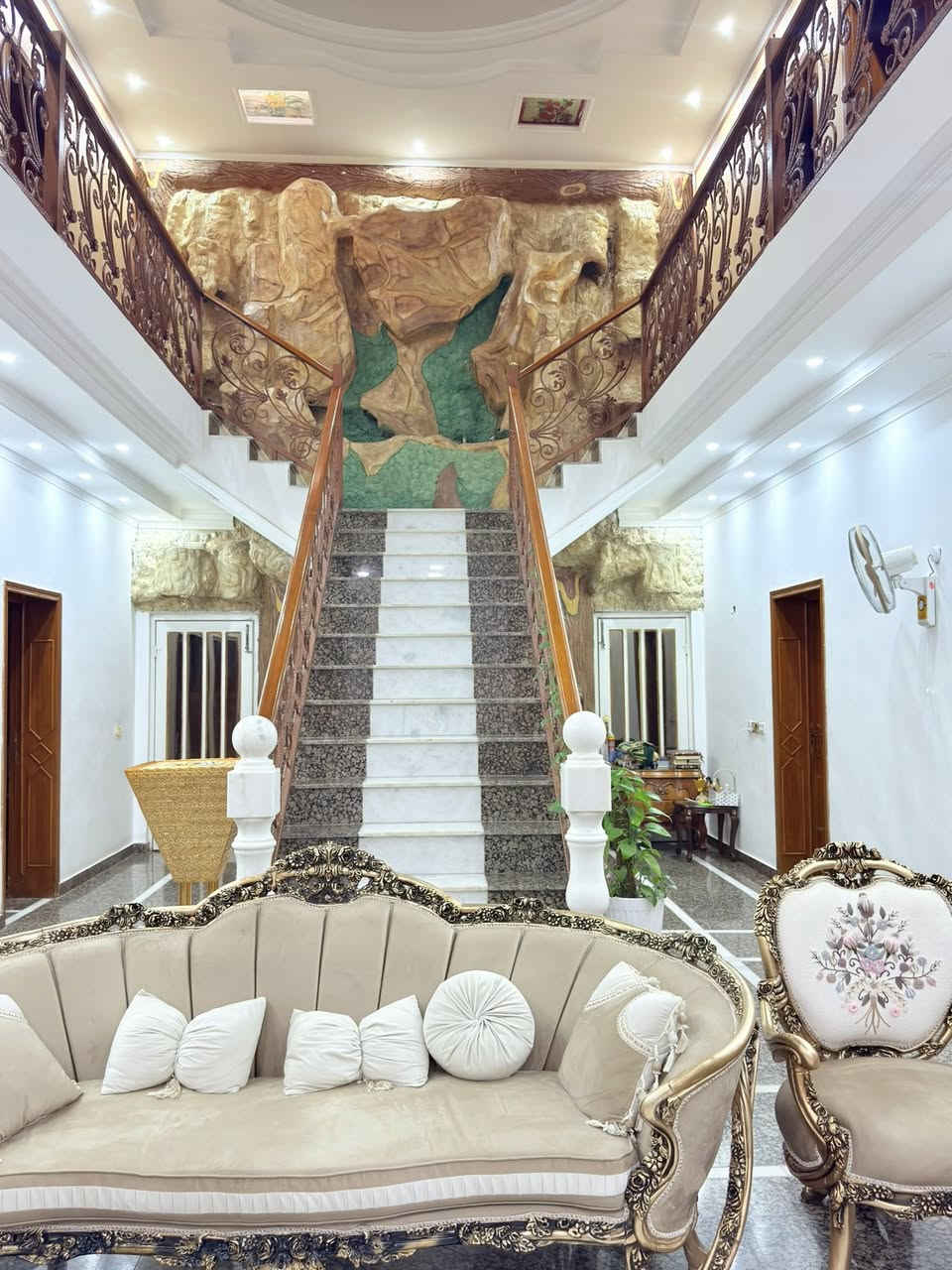 ‼️من العروض المميزة‼️

⭕️دار للبيع في حي الكرامة الاولى خلف الفنهراوي 

⭕️المساحة ٤٤٤م طابو صرف الواجهة ١٧ونص 

⭕️بناء حديث 

⭕️الطابق الارضي يحتوي على صالة وهول ومطبخ حار وبارد وغرفتين نوم ومجمع صحيات 

⭕️الطابق الثاني يحتوي على ثلاث غرف نوم ماستر 

⭕️لطلب السعر مراسله الصفحة او الاتصال على الارقام 

*نستقبل جميع عروضكم السكنية 🏠 والتجارية 🏡 بكافة مناطق الحلة 
……………………………..
للمزيد من المعلومات⬇️

*مراجعة مكتب بابل الكائن في شارع ٦٠ مقابيل حلويات ريف دمشق اوكراج ناجي كماش سابقاً او الاتصال ☎️ 

***********ابو احمدالاسدي  
***********احمد الاسدي
***********امير الاسدي
