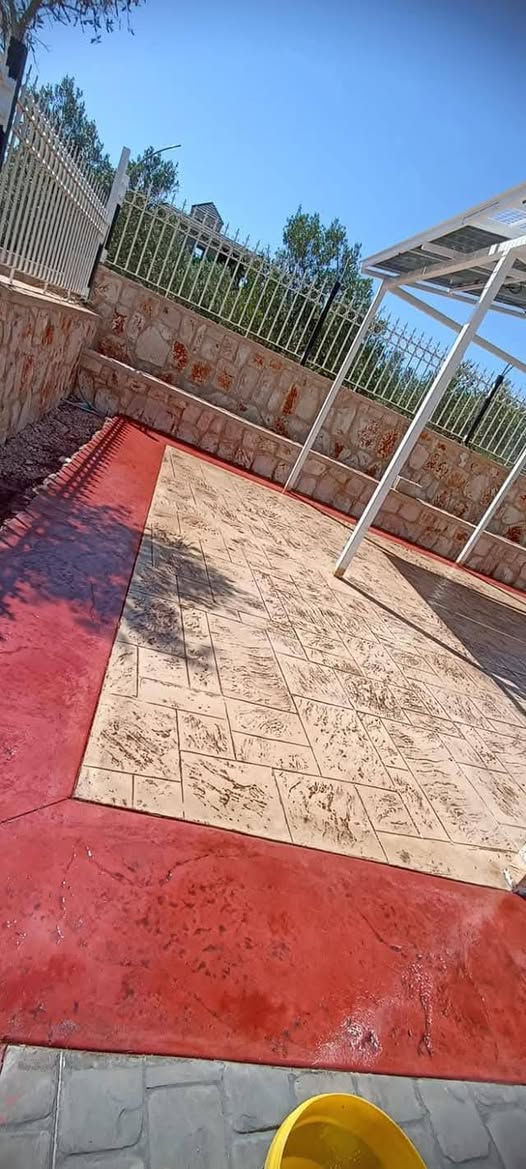 السلام عليكم ورحمه الله شركة الجوهره للخرسانة المطبوعة 
نعمل ديكورات ارضيه خرسانية مطبوعه وأيضا نعمل الصب العادي لدينا كادر متخصص بلصب والديكورات الذي هوه الطبع على الكونكريت الديكورات التي أصبحت بديل المقرنص يعني افضل بكثير بتكوين القوه والصلابه
بتكوين بعد حدل الأرض
1فرش نايلون
2فرش بي ارسي brc
3ومن ثم يتم صب الكونكريت
4سقل الكونكريت وتنعيمه 
5 نقوم برش اللون dcb من شركة دي سي بي الاصلي
نعمل بدقه وبدرجه الاولى وباسعار مناسبه نعمل جميع الديكورات ولدينه جميع الالوان المتوفره تتحمل الخرسانه المطبوعة على الأوزان الثقيله من حيث قوت الكونكريت وصلابته ايضا البي ارسي اله دور مهم مع الكونكريت من
حيث يمنع التشققات الكونكريتية وفي نهاية الصب نقوم
ب قطع جوينات ونقوم بغسل الصب الطبع ومن ثم نقوم بوضع الماده إلي بوكسي الملمع نتمنى لكم السعاده والتوفيق لكلا الطرفين للاستفسار الاتصال ***********
***********
