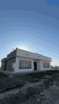 بيت مع قطعه ارض طابو زراعي سند ٢٥ نص دوم واقع الحال ١٣٥٠يبعد عن الشارع العام ٥٠ متر اله شارعين يبعد عن جسر سيف سعد ٤كيلو واجهيه البيت 17م و 10ب سم 
نزال البيت 15 م 
السطح مال البيت بي بيچات طالعات 
تصير مساحة السطح 300 م بناء حديث في الحله للاستفسار الاتصال على الرقم ***********
