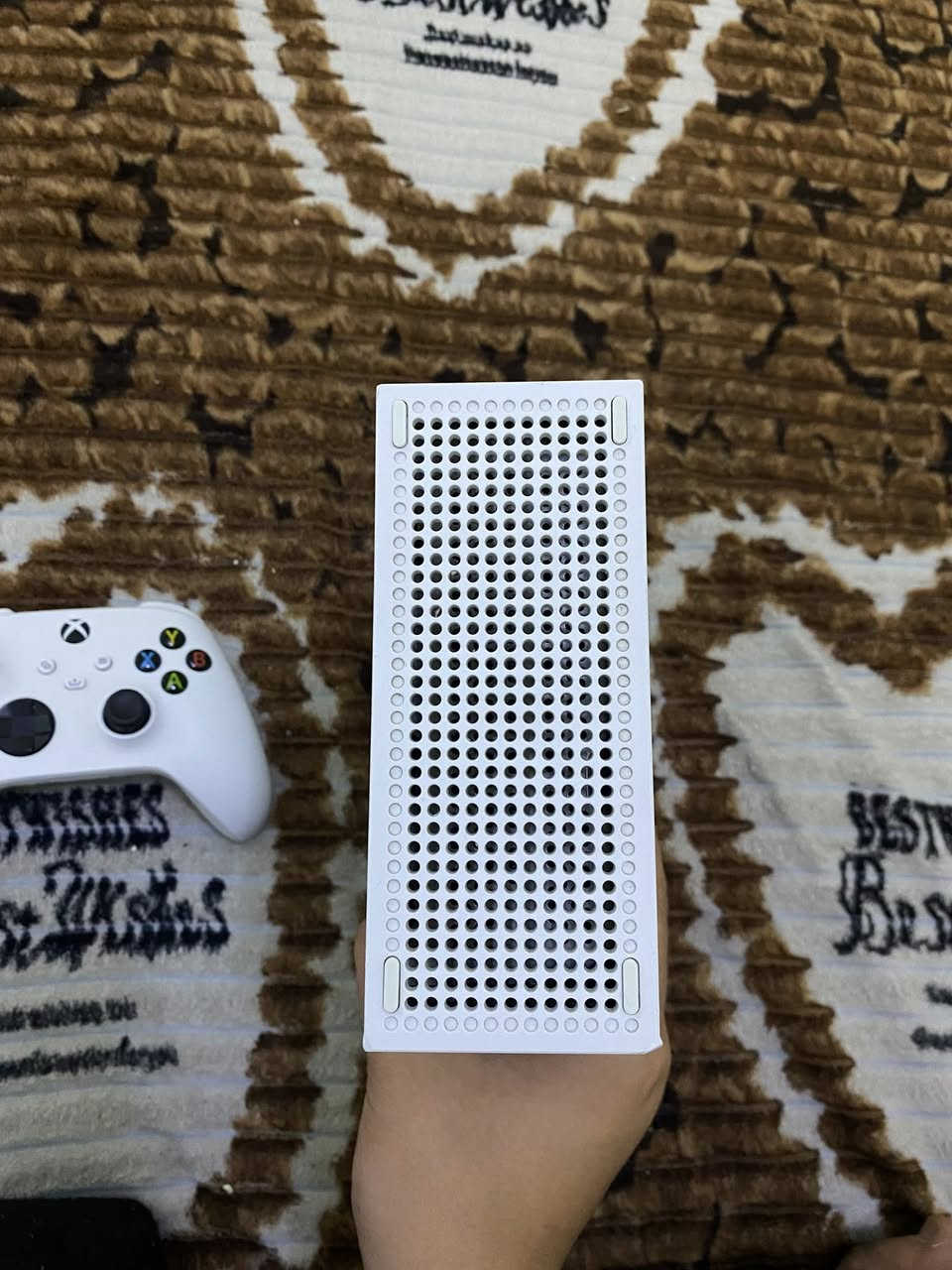 سلام عليكم اكس بوكس سيريس S للبيع نضافه 95/100 لوك استيكر الجهاز بمعنه الكلمه نضيف جداً كامل ملحقات كيبل hd اصلي 4K وكيبل التشغيل وجوستك اصلي ويا اشتراك كيم باس شهر تقريباً الجهاز بعد احله من الصوره نضيف حيل سعره 350 وبي مجال مكاني بغداد جسر ديالى  توصيل ما عندي *********** واتساب لان معلق رقمي
