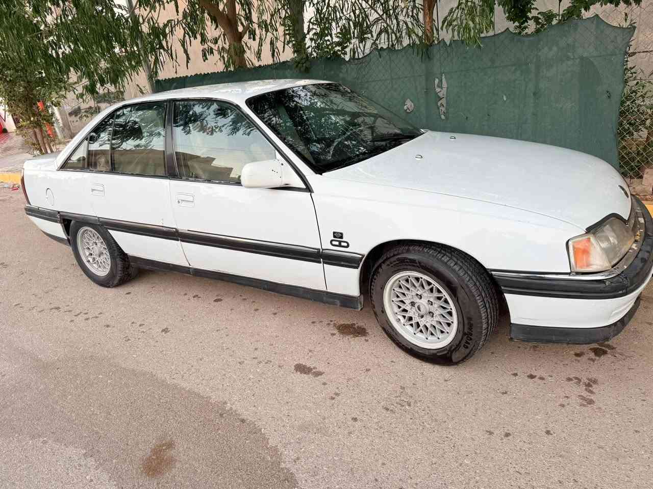 سلام عليكم أوبل أوميجا موديل 92 جام كهربائي گير ومحرك بطه VVT3000  تبريد فقط يريد كمبريسور تبدل كلهاشغال كهربائي شغال تايرات جديده صدر امامي خلفي كلها مضبوط ما بي أي عيب لا صبغ ولا شي والواقع احلى بعد من الصوره بس سنوية ساقطه وهذا ينزل من السعر  مكانها كركوك 
رقم الهاتف *********** (***********
