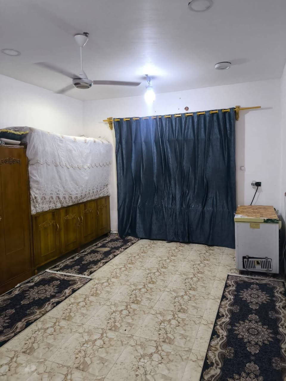سلام عليكم دار البيع مساحة 400
مكانه حي الحكيم قرب على محلات الكشاوي يبعد على شارع العالم ١٥٠ متر
طابقين بناء طابق اول طابوك غرفه وصحيات وهول
 ومطبخ طابق الثاني غرفه هول وبيتونه
استفسار اتصل ***********
