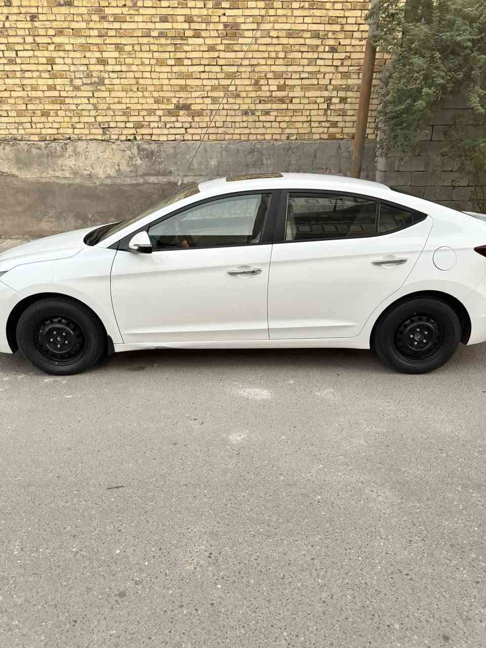 سلام وعليكم النترا مديل 2020 خليجي فول مواصافت فتحه بصمه وضعيات قياده سياره جاهزه للخيره رقم بغداد حره كبل تحول سياره كفاله بيه بس بارد لاتبديل ولا صبغ مال جناي ماشيه ١٦٣حداديه جديده اليوم شاده محرك الفين دوش جاهزه من كلشي للخير 
ملاحضه : المحرك مفتوح 
مكان السياره بصره القبله *********** السعر 155 وبيه مجال بسيط
