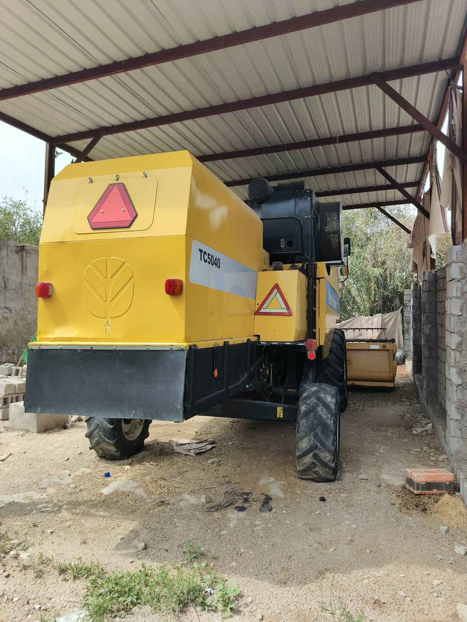 للبيع حاصده نيوهلند 2019 رقم سليمانية مشتغله 2500ساعه مكينه مديومه وجاهزه  للحصاد المكان نجف للاستفسار ‏‪***********
