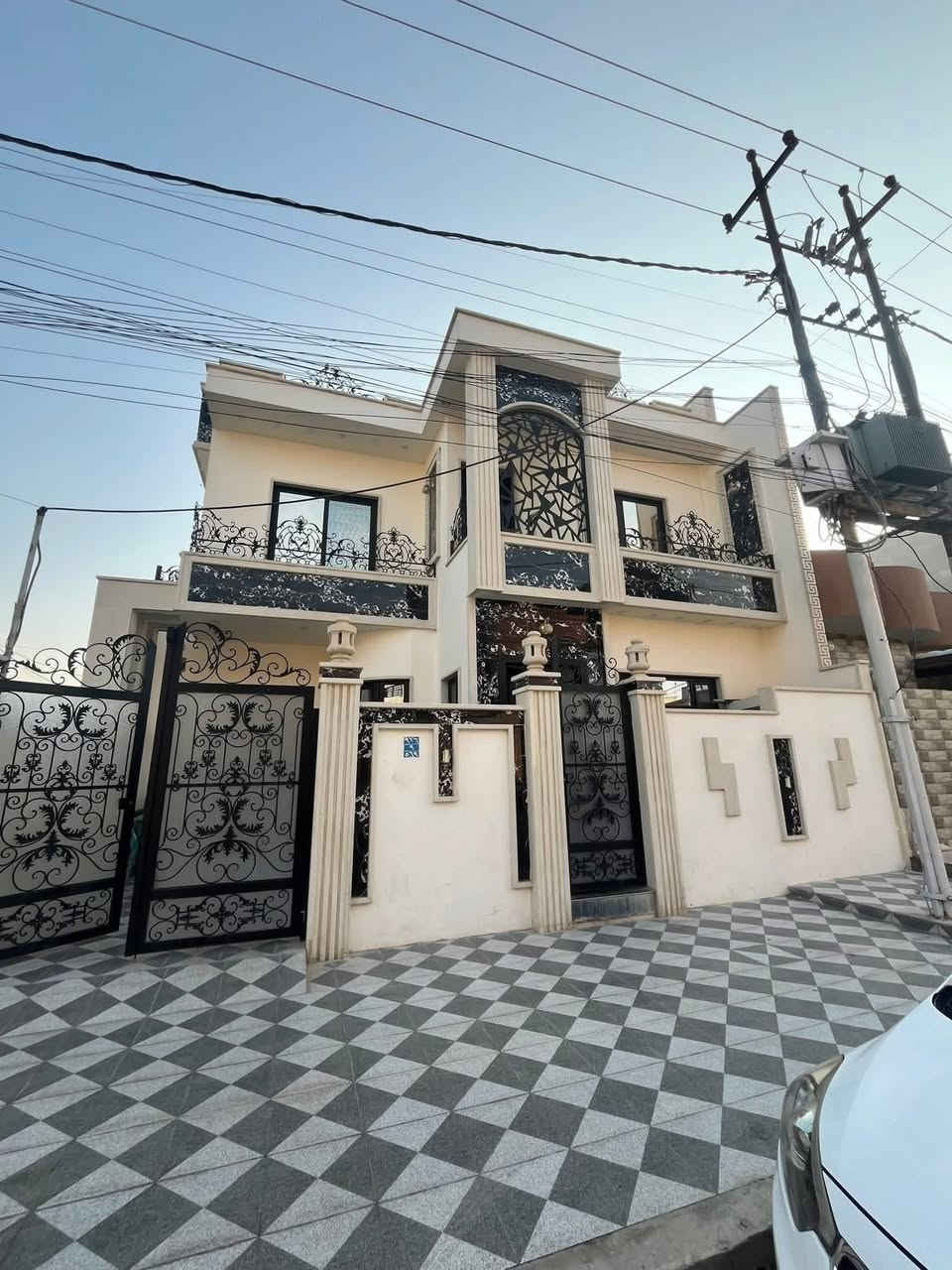 السلام عليكم ورحمة الله وبركاته #مكتب_الغوالي

بيت للبيع في حي السماح الاركان على شارع 15م

🔹 بناء ملكي حديث 2024 ، سند البيت 2025 طابو ملك

🔹 مساحة : 160م ، الواجهة : 10م ركن على شارعين

🔹 موقع مميز قريب من كافة الخدمات 

ط1 : كراج ، استقبال ، هول ، مطبخين ، غرفة ، صحيات

ط2 : ثلاث غرف نوم ، هول ، صحيات ، سطح ناصي

البيت مزود بكافة الانظمة الحديثة -

دكتات - سبالت - غسالات - انترنيت - دشات

للاستفسار اكثر مراجعة #مكتب_الغوالي الكائن في حي السماح الاركان قرب مول القمة مقابل مدرسة السماح الابتدائية على شارع 20م 

او الاتصال على الارقام التالية -

***********

***********
