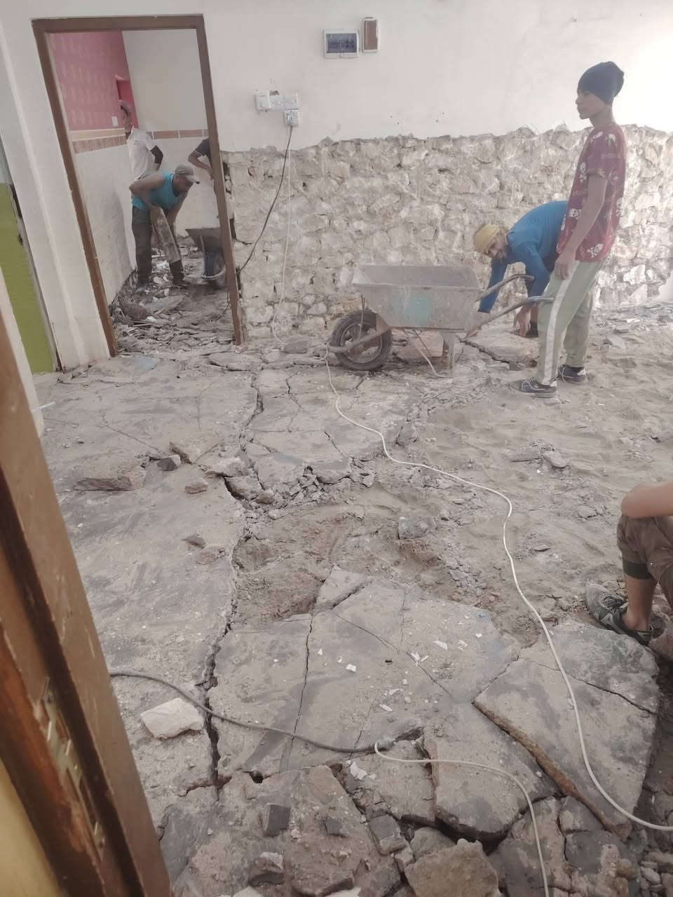 سلام عليكم  / يوجد كادر عمل جاهز/ تصعيد مواد/ تنضيف بيوت/ تفليش/ تكشيط/ تنضيف حدائق/ دفن نهري  / شقلنه ليل ونهار   /ومعداتنه جاهز/ ماعليك بس تصال على رقم  /     ***********
