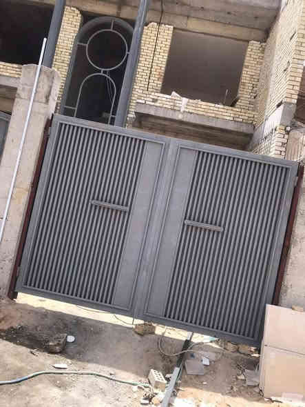 عمل كافة الأبواب والشبابيك والسقائف والمحجرات وباسعار تنافسية...
العماره حي الخليج 
***********
