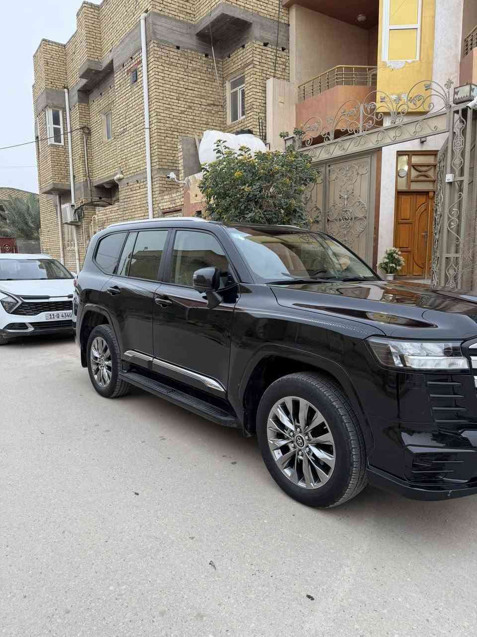 السلام عليكم
للبيع لاندكروز ٢٠٢٤ بريم لمتدد
مكفوله كفاله عامه
الون اسود مغلفه ppf 
4 كامرات
حساس امامي خلفي 
كشنات تبريد 
صندوك كهرباء 
بصمه
فتحه
مكينه 4000
ماشيه ١٢ الف حقيقي 
السعر ٧١٠ العنوان بغداد الكاضميه 
للاتصال ***********
