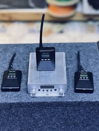 مرسل صوت FM • ٣ مستقبلات FM • مدى ١٫٥كم