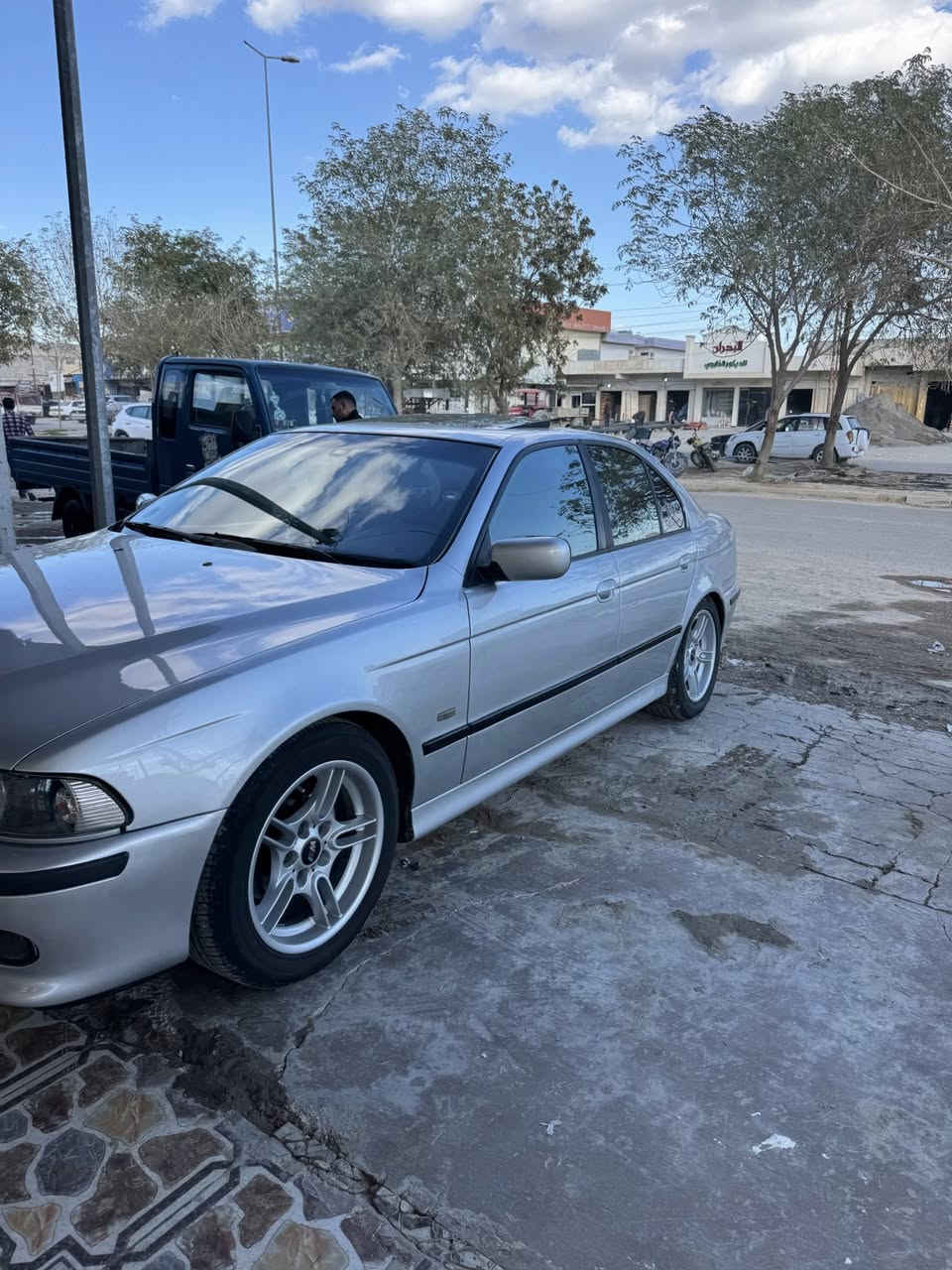 BMW 528i للبيع
موديل 1998 – تك ڤانوس

📍 رقم أربيل – باسمي
📆 سنوية سارية لغاية 2030

⸻

🔹 حالة السيارة:
▪️ مكفولة كفالة كاملة من الگص، الضربة، والمعجون
▪️ الصبغ للجمالية فقط
▪️ دعاميات أمامي وخلفي M
▪️ ويل تخم M
▪️ حدادية أمامي وخلفي نظيف جدًا
▪️ فتحة سقف
▪️ لايت ناصي زنون أبيض
▪️ لايت عالي زنون شمسي
▪️ جام أوتو
▪️ شاشة + كاميرا خلفية
▪️ شاشة الأعطال صفر مسج
▪️ السيارة على وضع البلاد، ما تحتاج أي شي ومال جناي

⸻

🔹 المكينة والگير:
▪️ المكينة والگير مكفولات
▪️ گير أوتوماتيك + عادي S
▪️ جاهزة للسفر والمشاوير الطويلة
▪️ ترايك وين ما تريد بمشيئة الله

⸻

🔹 الصيانة والتجهيز:
🛞 تايرات تخم جديدة
🔧 بلكات جدد
🔩 فيت بم جديد
⚙️ تخم رولات وقوايش
🥏 فلانجات 
⛽ أدامة كاملة لمنظومة البنزين والاحتراق

⸻

🔹 غرفة السيارة:
▪️ كشنات M تحكم كامل كهرباء
▪️ مثبت سرعة

⸻

✨ سيارة نظيفة، جاهزة للاستخدام، وبدون أي مصرف

السعر: 17 وبيها مجال

📍 مكان السيارة: صلاح الدين – سامراء
للاتصال: ***********
