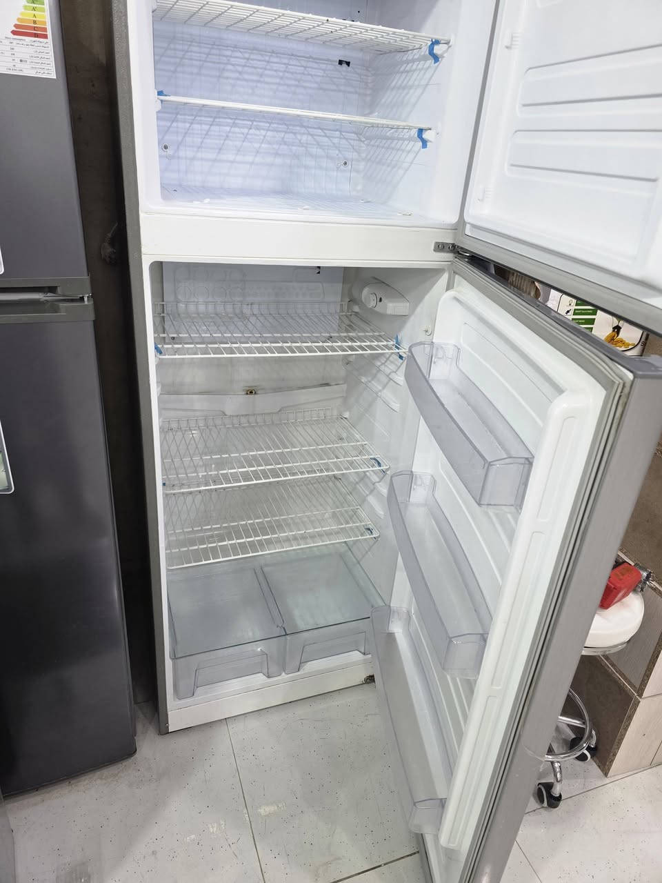 ثلاجه حجم الكبير مستخدم نضافه 100%بعدها وضع شركه العنوان تكريت
الاستفسار ***********اتصال 
***********اتصال 
***********واتساب
