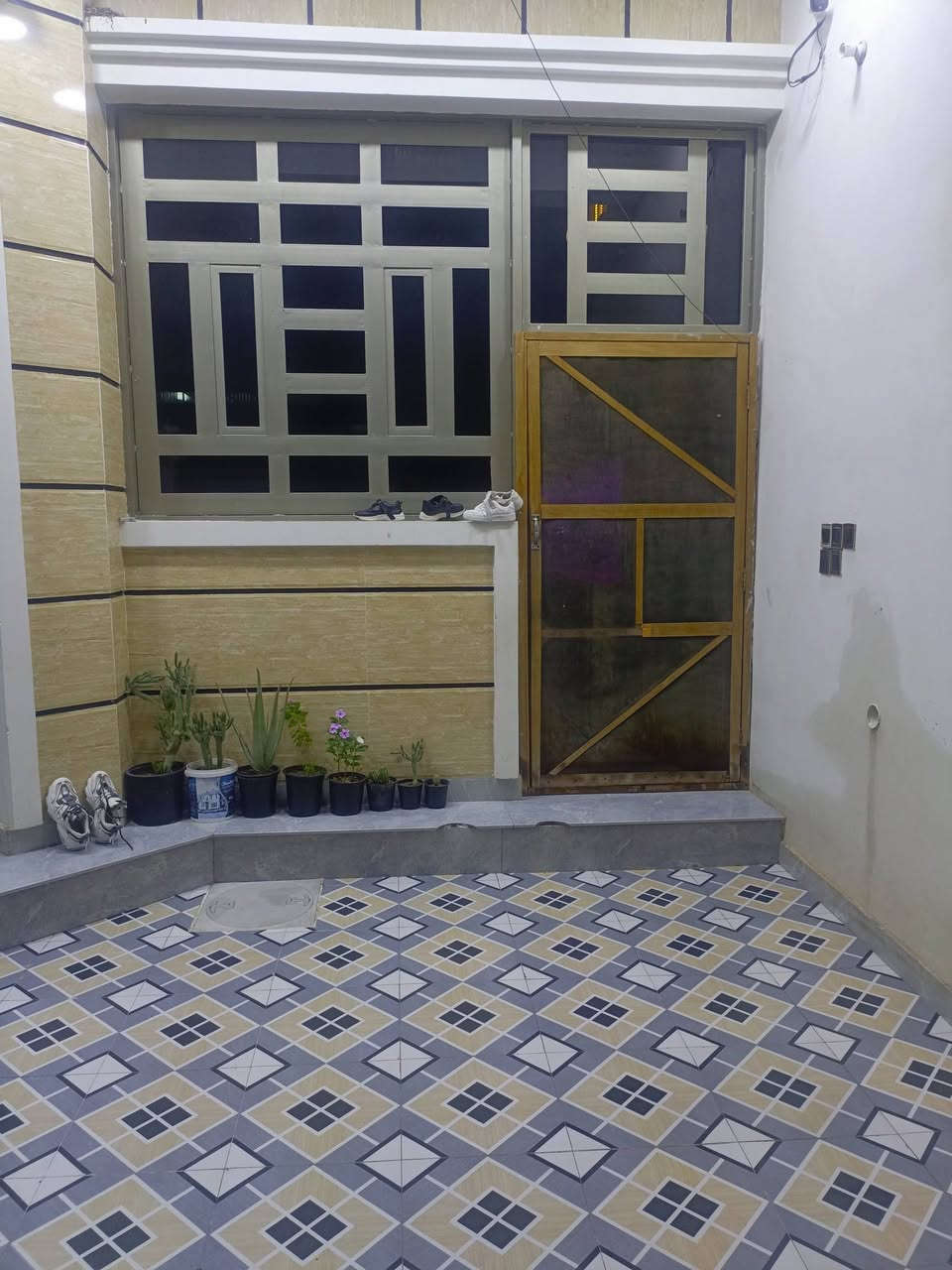 الدار للبيع
المساحه 143
طابو زراعي ملك صرف 
يحتوي على 3غرف كبار استقبال+مخزن 
صالات2كبار
4حمامات 
البيت كله شغل درجه اولى 
من بورسلين
من سيراميك 
الطابقين كله فول 
البناء طابوك 
العنوان حي المهندسين الثانيه 
يبعد عن الشارع العام 50متر 
السعر 125 وبي مجال 
***********
