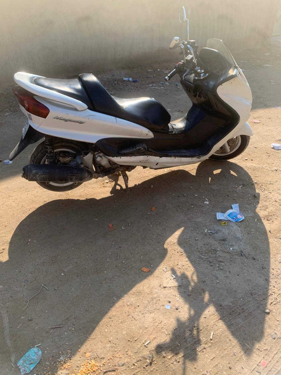 السلام عليكم شباب دراجه ماجسته دبل رون كهربائيات كلها شغاله مابيها نقص لو بكد الشعره باتري جديد نضافه كدام عينك اشاير لايتات عالي ناصي لايت بريك سكن كله شغال نضيفه الدراجه اوراقها كامله اصولي مو كلك نفس باقي الماجسته هاي كامله منفيس واوراق بس ترقم للبيع او مراوس السعر 750 وبيها مجال قليل حك جيتك المكان فلوجه قريه المختار للاستفسار خاص او اتصل او واتساب ***********
