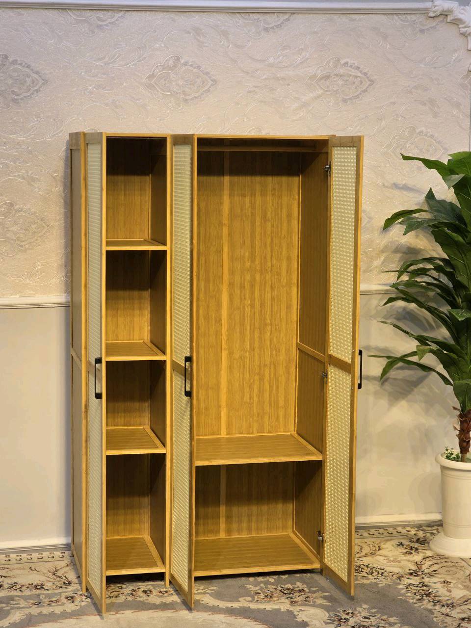 هادي دولاب خشبي بتصميم أنيق وحديث. يحتوي على أربعة أبواب ومقسم من الداخل بمساحات تخزين متعددة تناسب احتياجاتك. مناسب لغرف النوم أو المداخل لإضافة لمسة جمالية مع سعة تخزينية كبيرة.