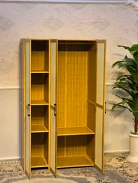 هادي دولاب خشبي بتصميم أنيق وحديث. يحتوي على أربعة أبواب ومقسم من الدا...