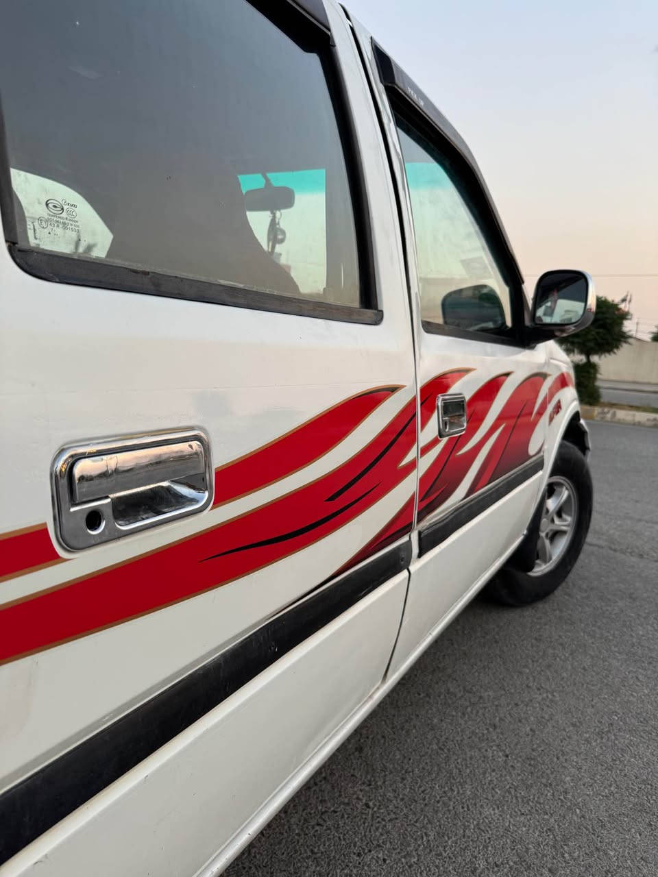گۆناو 2007  ناو سور مەنە فیستە
مەکینەی بیلاد بەخە بئ بۆیاخە 
گیێرمەكینەئەكسل شانسی بەشەرت
سەیارەكە زۆر پاكو جوان ماوەتەوە  شانو سەقفی تابلیێ جوانە بئ قۆپە
هیچ لیدراوی پیوە نیە ئەشیای تەبریدی كاملە گەرمی و ڤڵچەو تەسجیل وكامل كارەبایی مەزبوتە گیچەكانی مەزبوتن. سەیارەکە هی ماڵانە نمونەیە لەجوانیدا .
ناو بۆدیشی تیدایە .
نرخ ٣٦گەڵاو مەجال 
ناونیشان. چوارقورنە 
ژم. (***********) رانية, السليمانية
