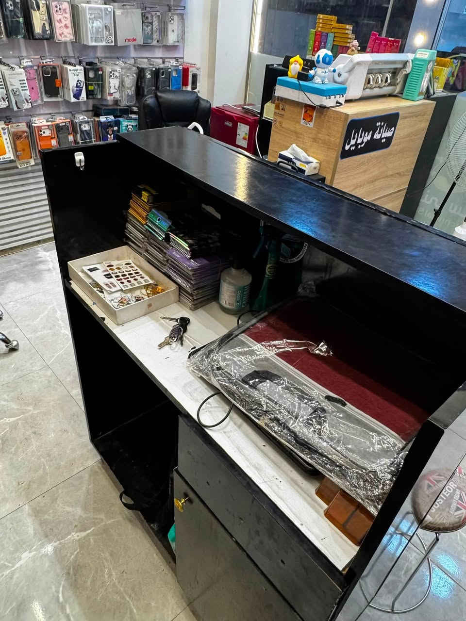 ديكور للبيع
1ميز صيانه او كاشير  
3ميز عرض 
1رف تعليك 
نضيف جدا للبيع سعر 325
مكان الناصريه الحبوبي 
***********
