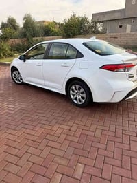 سيارة كورلا للبيع ٢٠٢٠ لون ابيض وارد أمريكي مواصفات Le بيها بارد بالجا...