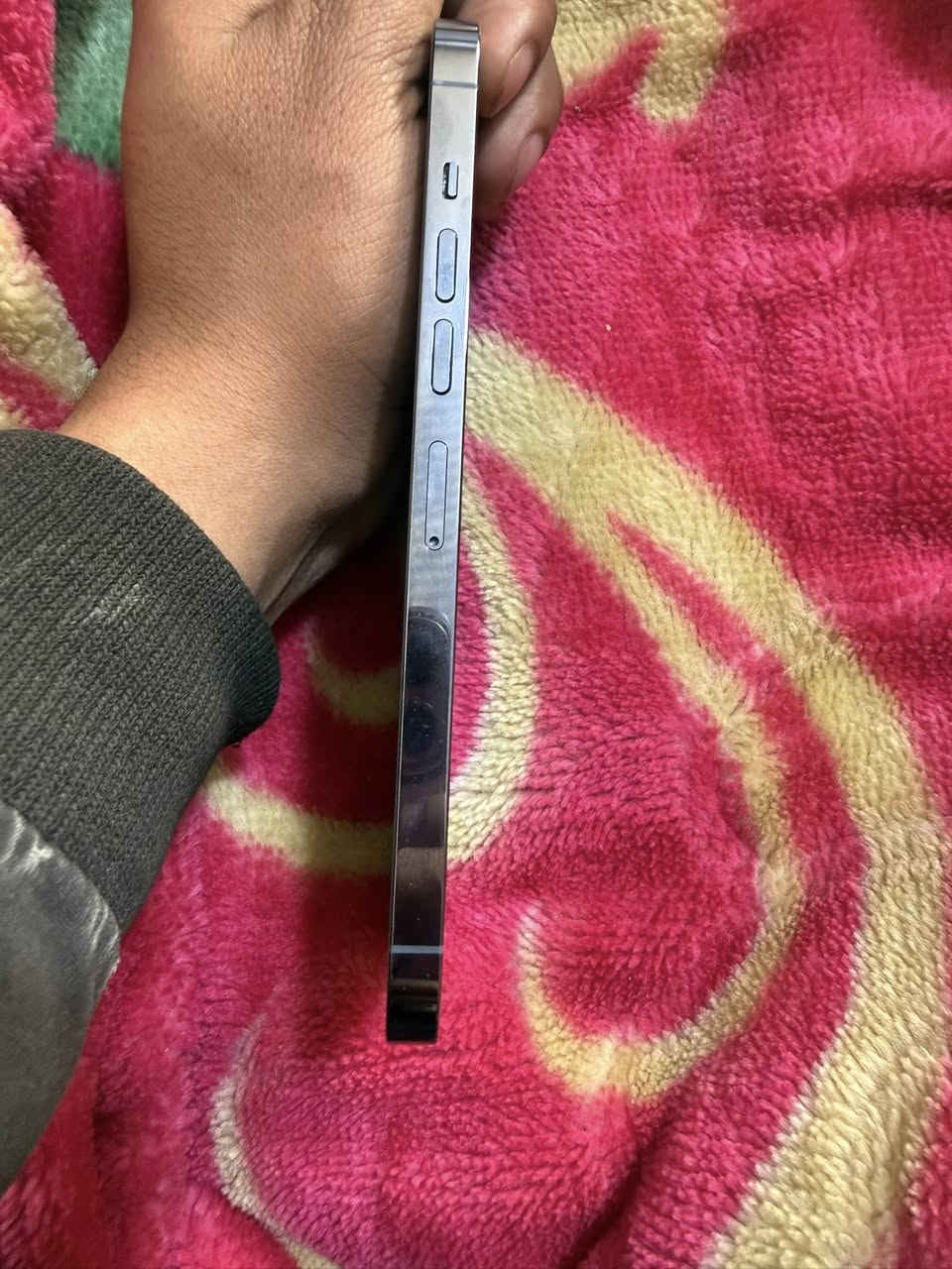 آيفون 13 برو ماكس ذاكره 512 بطارية بطارية 87الجهاز مكفول السعر 750 وبي مجال ***********
