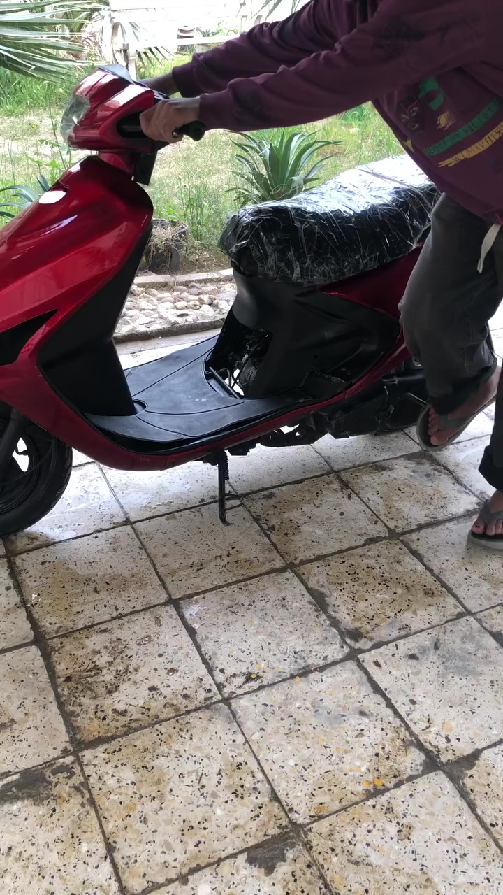 عليكم دراجه حاويه.
النوع فراشه مزوده كلجات امامي خلفي رياضي
خرز رياضي
الدراجه من اول هندر تشتغل  كفراتها نضيفهه كلشي بيها نضيف سعرها٦٥٠ وبيها مجال حك الجيه مكاني ديوانيه
الارقم***********
