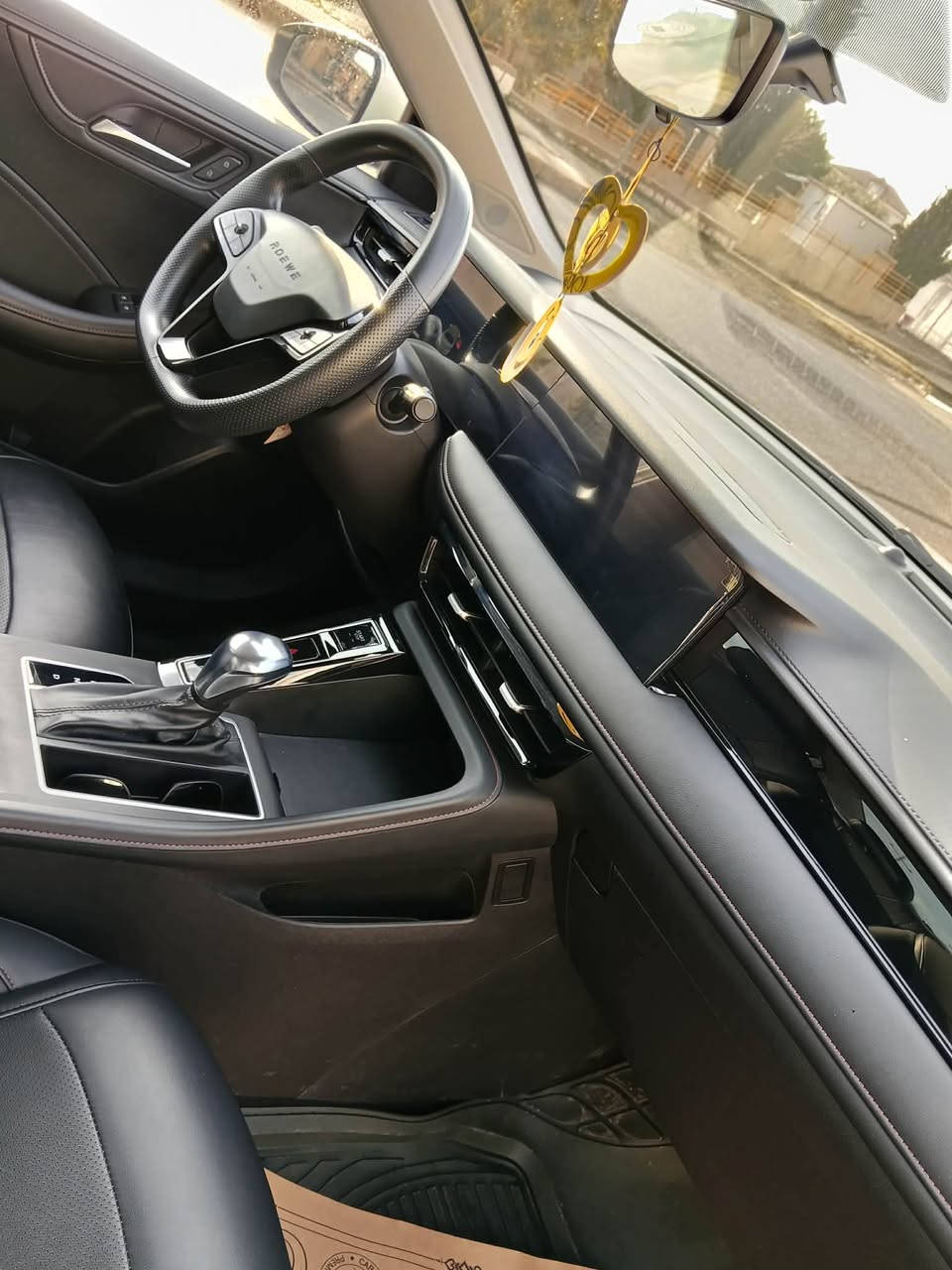 ئێم جی ROEWE 2024
فول مواسفات ٥ هەزارڕۆیشتوە گێڕومەكینەی بیلادی ئێم جی جیتی لەسەرە بە سمەو سڵایت برێك ئۆتۆ كامێرا شاشە حاسە سوكان فۆلێۆم كوشن جڵد دوو بە سمەبێ بۆیاخ بێ ساڕد شوخت وچاڵی نی یە سه ياره كه وه ك سفر وايه  ڕۆن وفلتەری تازە گۆڕیومە ڕۆنی پڕۆفیكای اڵمانی تیایە سەنەوی تا٢٠٣١ تازەیە بەناوی خۆمە 
نرخی١١٠ گەڵا
سلیمانی 
*********** السليمانية, العراق
