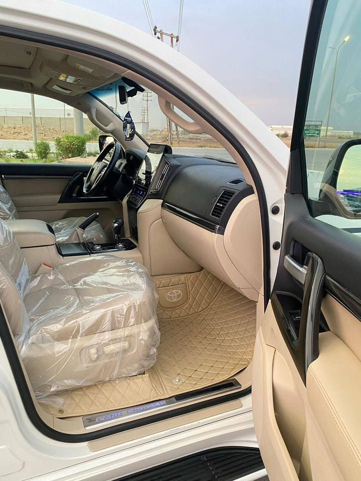 سلام عليكم لندكروز مستعجل عله بيع  2020 عندي ضرف صحي ***********
