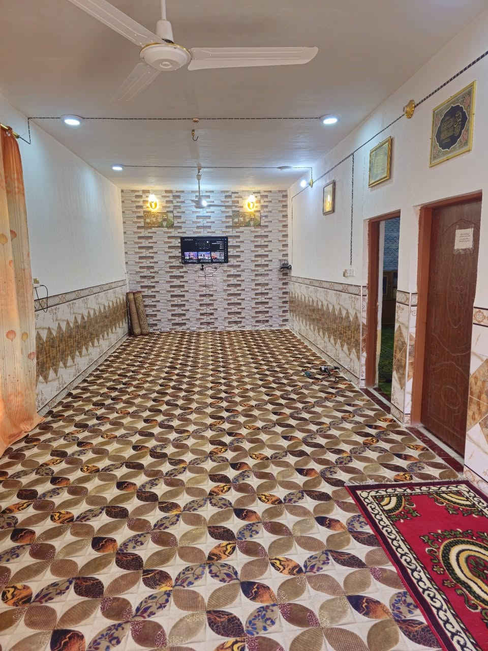 السلام عليكم 
بيت للبيع المساحه 250متر 
البيت يتكون من غرفتين نوم +صاله +مطبخ + صحيات خارجيه وساحه كدامه فارغه 
البيت كامل من كلشي
ماء كرهباء مولد شارع 
خدمات شارع العام يبعد 50متر مدارس قريبه العنوان سومر فاضليه لاستفسار 
*********** واتساب
