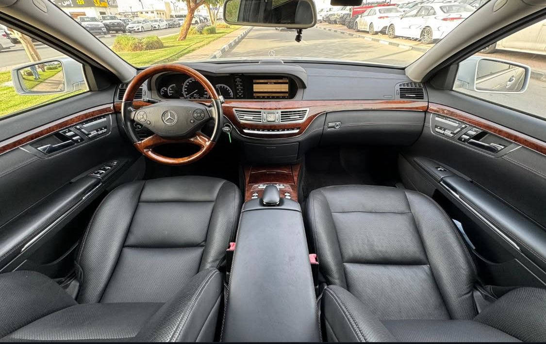 للبيع فقط / W220 S500 /2013
اصل وارد يابان دخول جديد كفاله عامه كص وفتح وصبغ وانتربول 
محرك : 278 توين تيربو 
الممشى : 120 الف 
الموديل :2013 
فول للاخير أعلا موصفات 
ناظور ليلي : 5 بردات : سقف بانورما : 
كشنات مساج وكهرباء وهيتر وتبريد 
وهزاز : تحديد مسار : حساسات امامي خلفي : لايت داينمك متحرك 
حساس مطر الخ … معروفه باقي تفاصيله 

سياره حاويه حديده غير مسجله 
مكانه بغداد المنصور 
والسعر 100  ورقه وبيه مجال جداً بسيط
للاستفسار :***********
