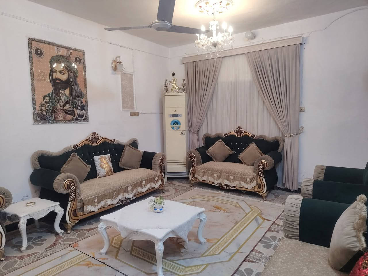 بيت مساحته 300م في حي الحكيم نزلة خليفه قرب مدرسة السجده طابق واحد متكون من حديقه و غرفتين وهول واستقبال ومطبخ وصحيات داخليه وخارجيه وحديقه وترك والطابق الثاني غرف وبيتونه كبيره والسطح شتايكر بناء نص طابوق ونص بلوك والسقف صب عرض الشارع 10م خدمات متوفره ماء وكهرباء ومجاري قريب ونت ضوئي زراعي سند 25 مشمول بالتطويب بقية التفاصيل يم صاحبه السعر 65 مليون وبيه مجال .  للا استفسار رقمي ***********

