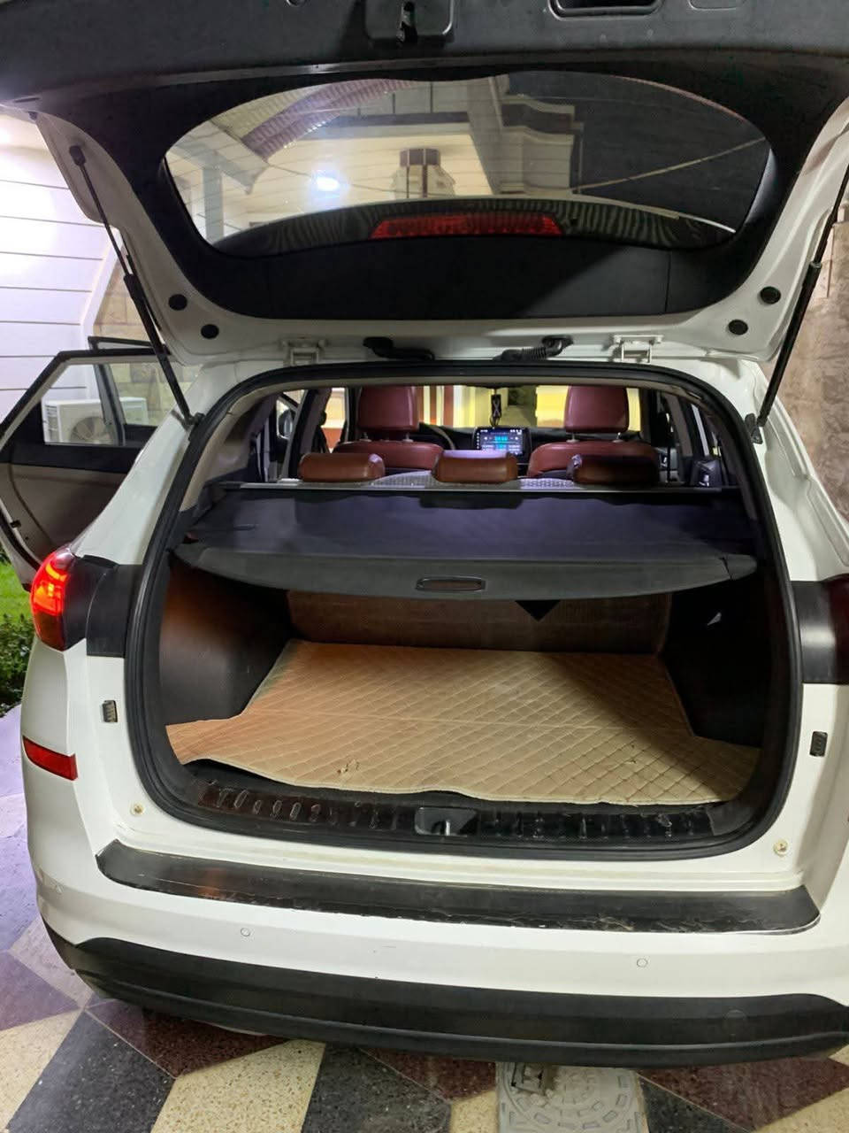 السلام وعليكم
للبيع هونداي توكسان موديل 2019الشكل المقدس 
 
 سيارة خليجي وكالة الكاصد 
 فول مواصفات عدا البنراما 
تحكم جهتين عدسات كشافات ضباب 🌫️ ولاية زنون تحكم استيرن جهتين  كامره قلابه عند البك شاشه كبيره ويل كب اكروم 
 حساسات اماميه حساسات خلفيه 
اكشانه جلد مشمشي +داخل عسلي شركه 
كشنات كهرباء 
ويل كب اكروم برده خلفيه 
شركه 
سياره حيل جديده عدا ملاحظه بسيطه 
   رقم انبار هزه جديد +رقم دولي جديد تحويل بماشر سعره 193وبيه مجال  /***********
