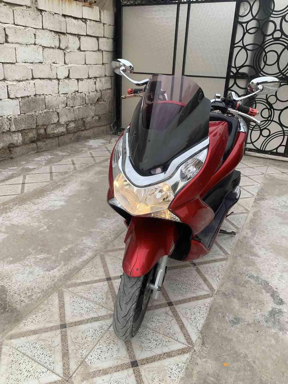 السلام عليكم PCX جيل اول ياباني JF
الدراجة مكفولة من كلشي مكينة  كلجات كفرات حساس ازدحام حساس استاند الدراجة بلادية بيها تزويد من الياباني صالنصه رياضي قبغ راديتر رياضي يدات دوسات رياضي مرايه رياضيه جامة رياضي  شرط المكينة برغي ممفتوح بيها السعر 10 $ وبيها مجال بسيط كلش
مكاني بغداد الغزالية 
***********
