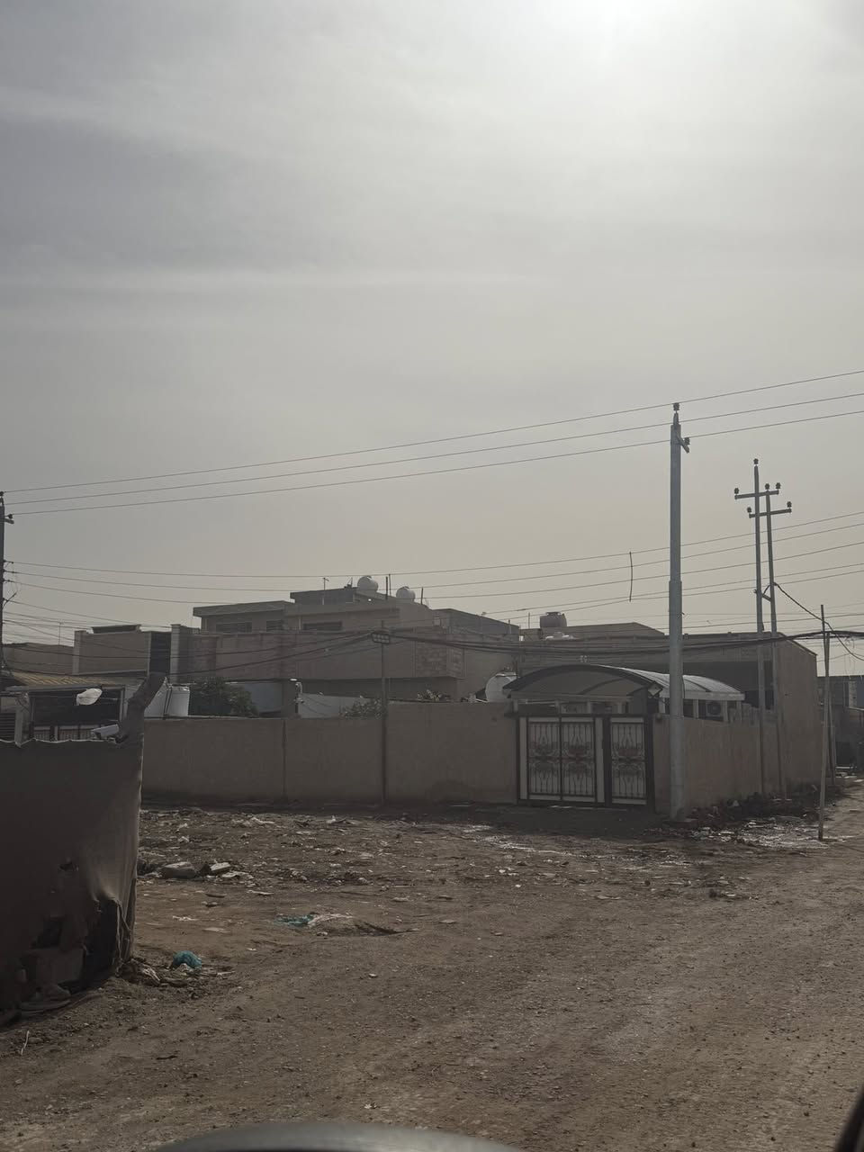 بوب الشام أسوار بغداد مقابيل
 دورالضباط قرب الهزه مال مرور 
لبيع ملك طابو زراعي 25 ركن على شارع 
شارع 15 كامل خدمات باقي على تبليط طاب 
عليها انشالله كهرباء ماي مجاري كامل
يبعد عن الشارع العام 500متر 
البيت يحتوي على طابق واحد غرفه 5x5
استقبال 7x5 حمام 2x150 مطبخ 250x5
حمامات خارجيه او مخاسل 2
معه غرفه كرفان خارجيه 3x2
مساحه 250م واقع حال واجه 10نزال 25
معه البيت قطعه الي مقابيل البيت نفس مساحت 
البيت مسيجه حديقه على شارع 
‭+964 773 887 4870‬
