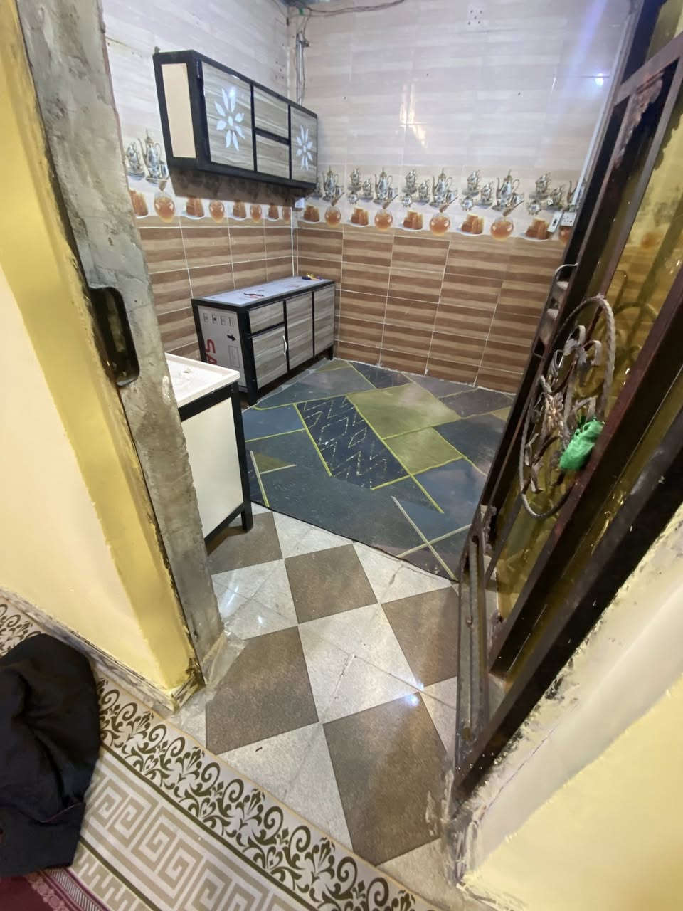 مكلف بلنشر بيت حواسم للبيع بسعر٨مليون بنواب ضباط يتكون من غرفتين وهول ومطبخ وحوش صغير وكيزر وتانكي ماء بيت كامل
***********
