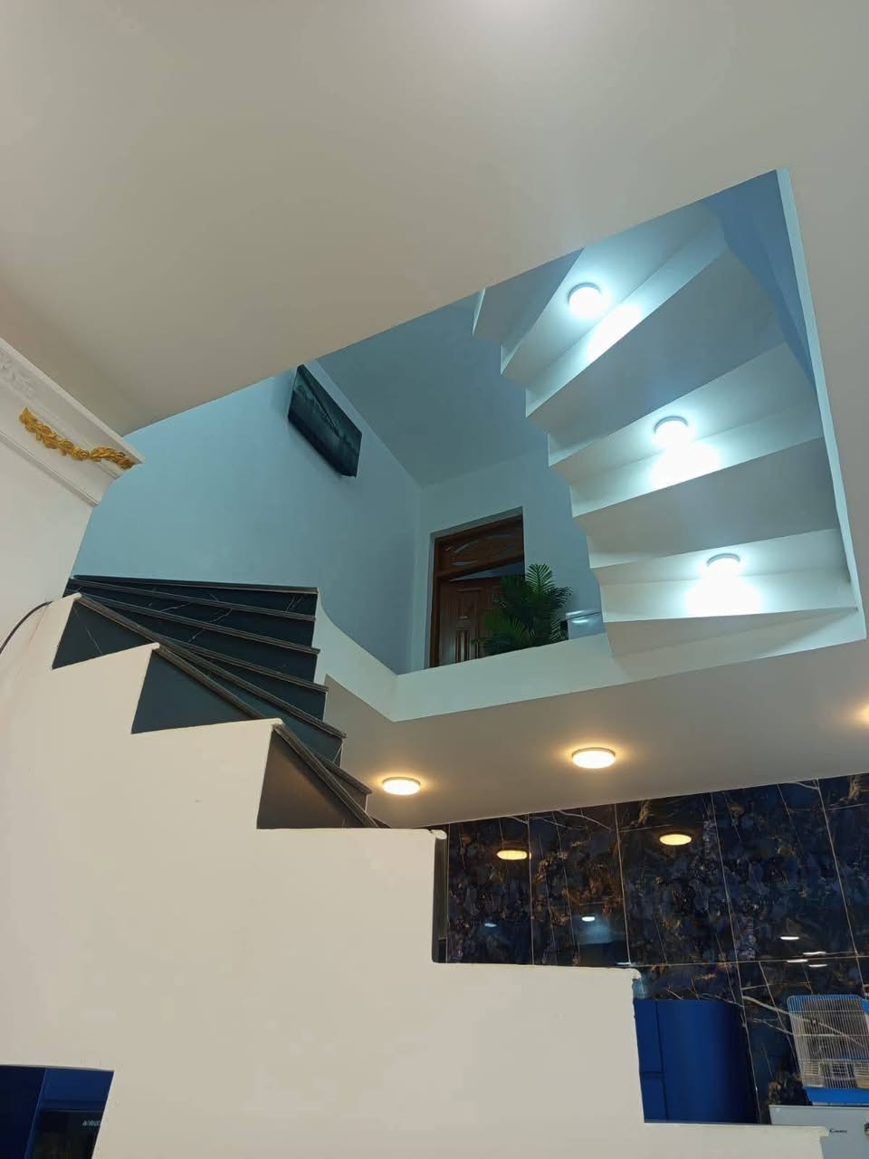 دار زراعي  للبيع  مشمول بل تطويب🏠100متر
طابقين 5×20  يحتوي على 3غرف ستقبال تخاريج داخليه وخارجيه صاله عدد 2+مطبخ 
بناء 🧱 جديد درجة أول خدمات كامله مدارس 🏫اهليه حكوميه 
مقابيل قريته الغدير عمود 253
خلف محطه بركات الغدير 
الأساس صب مركزي 🏗️السقف كذالك صب مركزي جسور على 30سم جسور مخفيه 
درجان دور مكسر 🪜
طابق الأول غرفه+صاله+استقبال+مطبخ 
صحيات داخل وخارج 
الطابق الثاني غرفتين 2+صاله 
باقي التفاصيل مثال ما واضحة بل صور 
الإستفسار ***********امير الكعبي+واتساب
